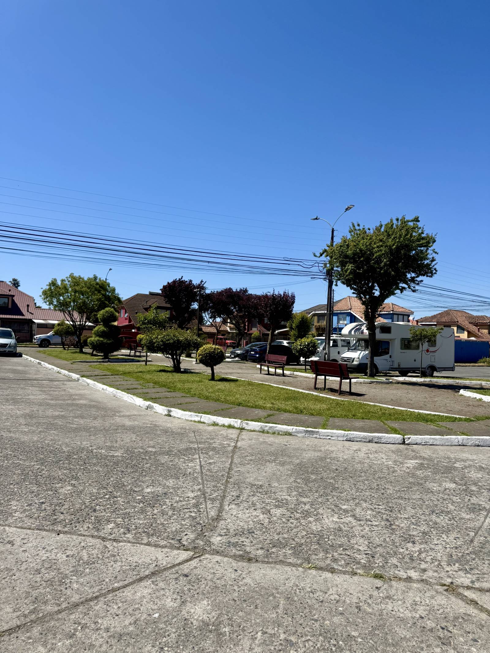 Plazoleta y áreas verdes frente al pasaje residencial
