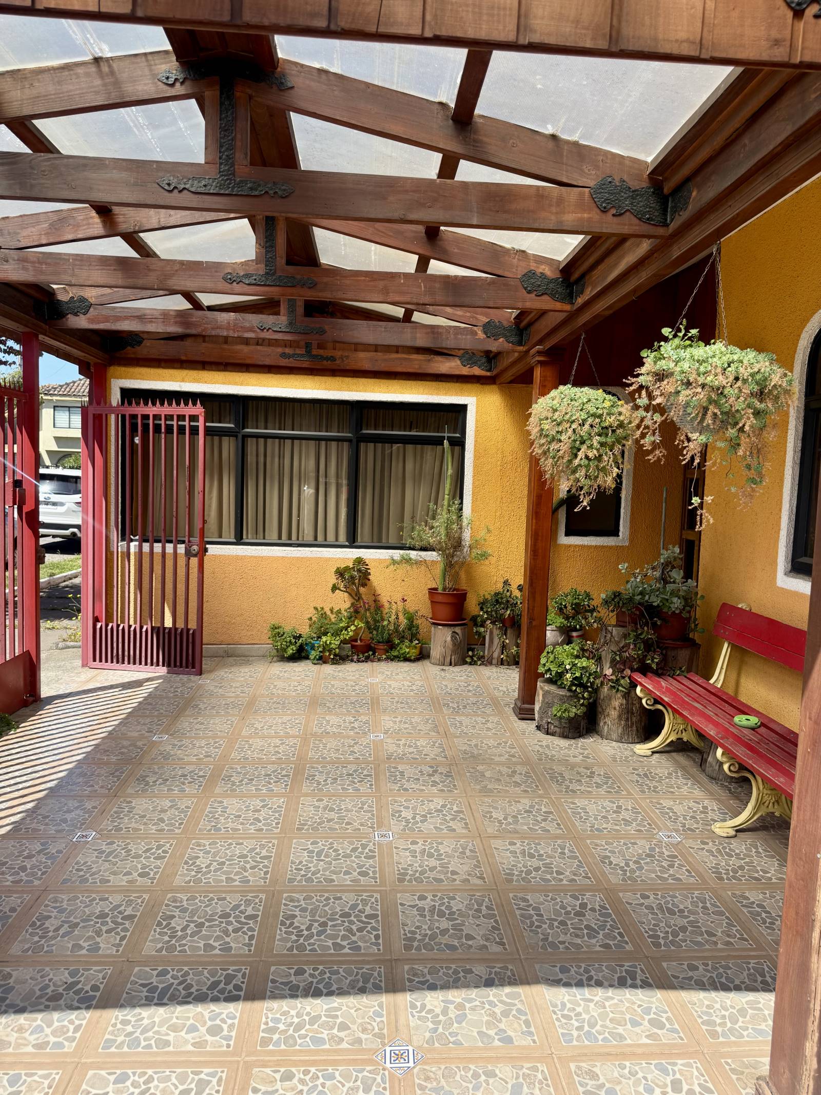 Cobertizo de madera techado para estacionamiento o patio