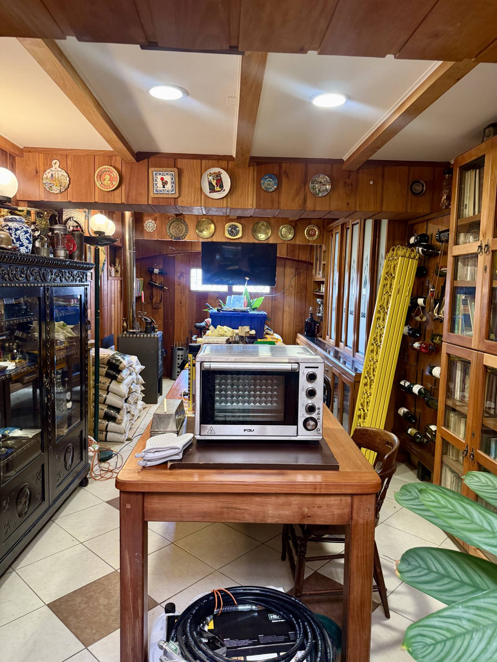 Comedor o estar rústico revestido en madera con mesón
