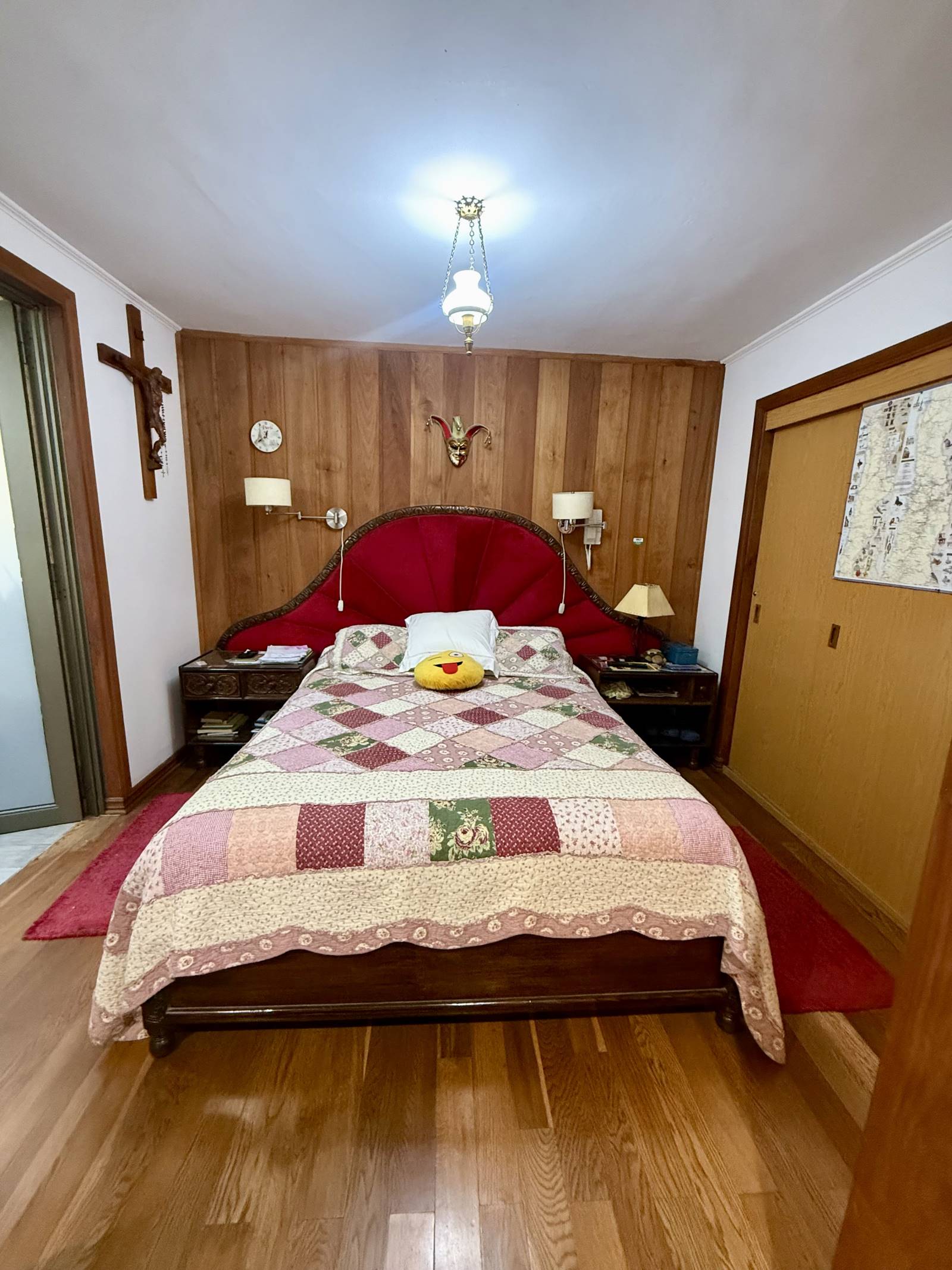 Dormitorio principal con cama dos plazas y respaldo tapizado