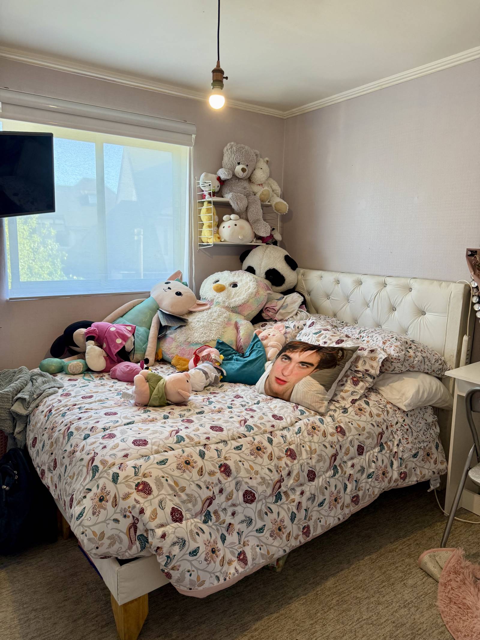 Dormitorio con cama de dos plazas y ventana luminosa.
