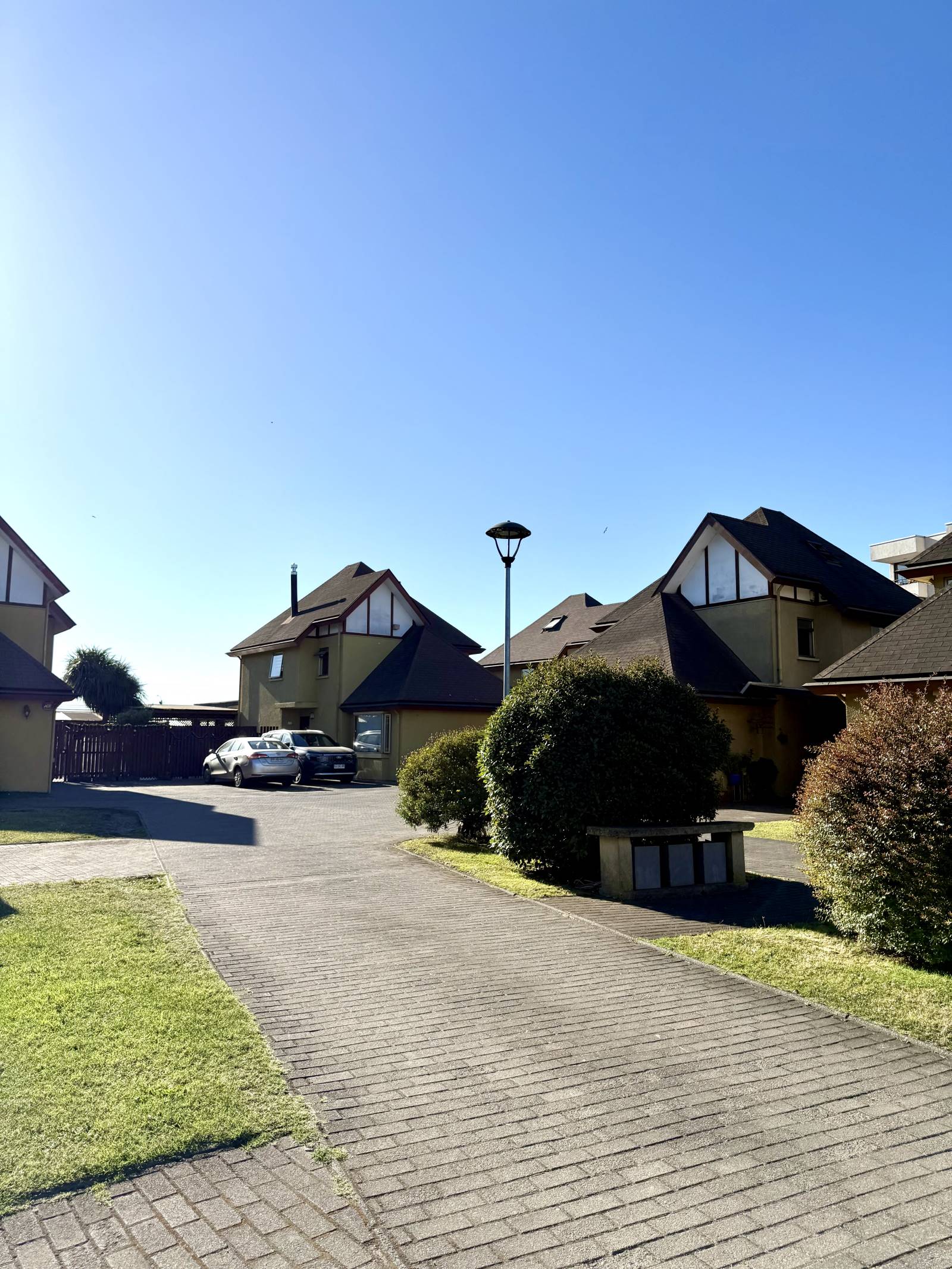 Entorno del condominio con casas de estilo chalet.