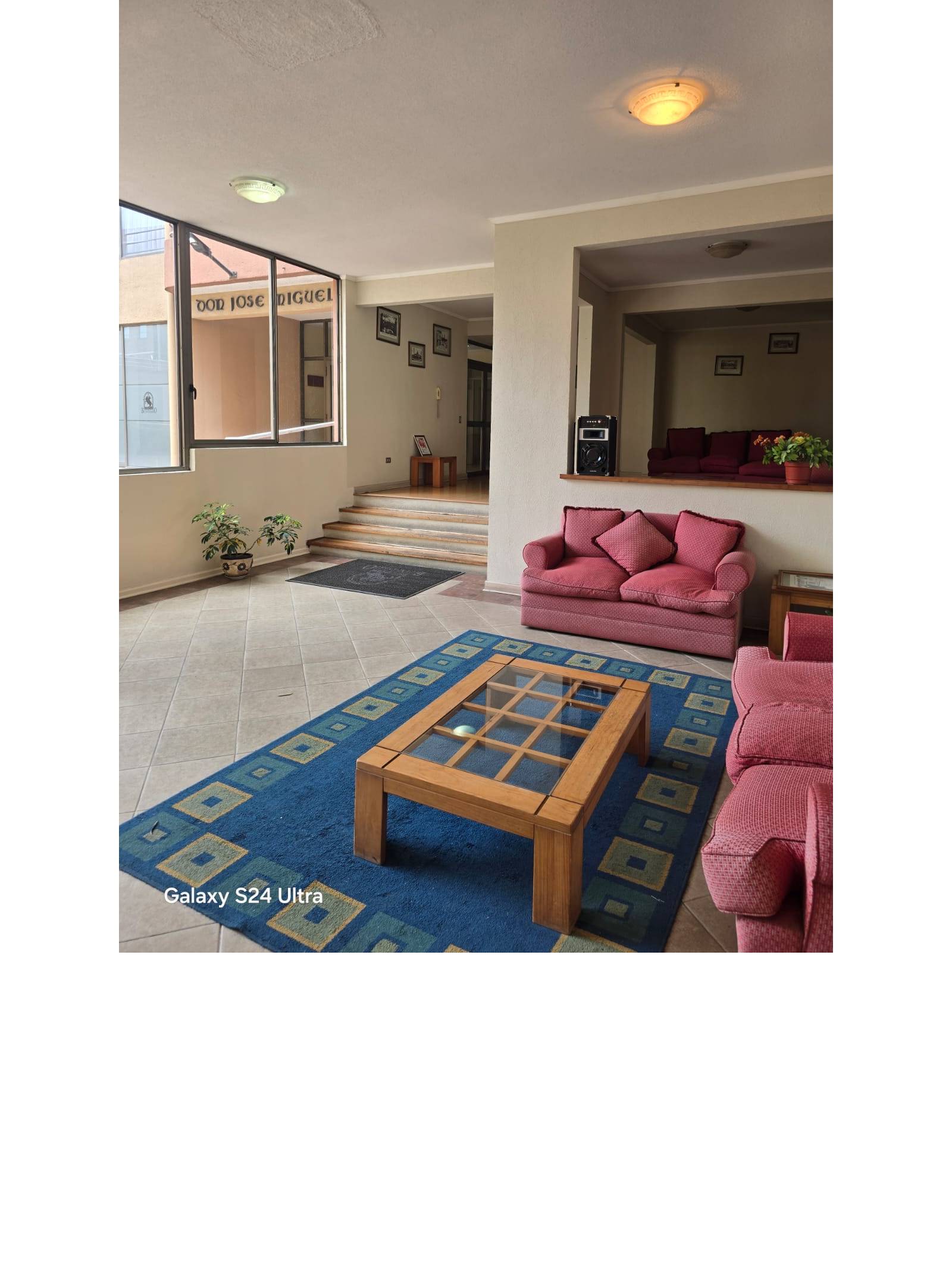 Lobby del edificio con sillones y mesa de centro