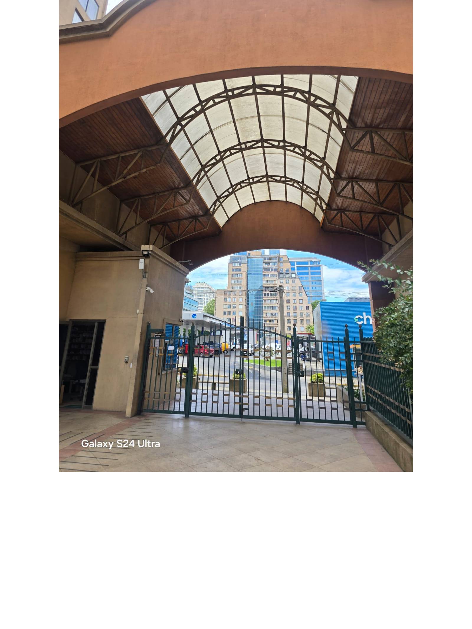 Gran arco de acceso y portón de seguridad del condominio