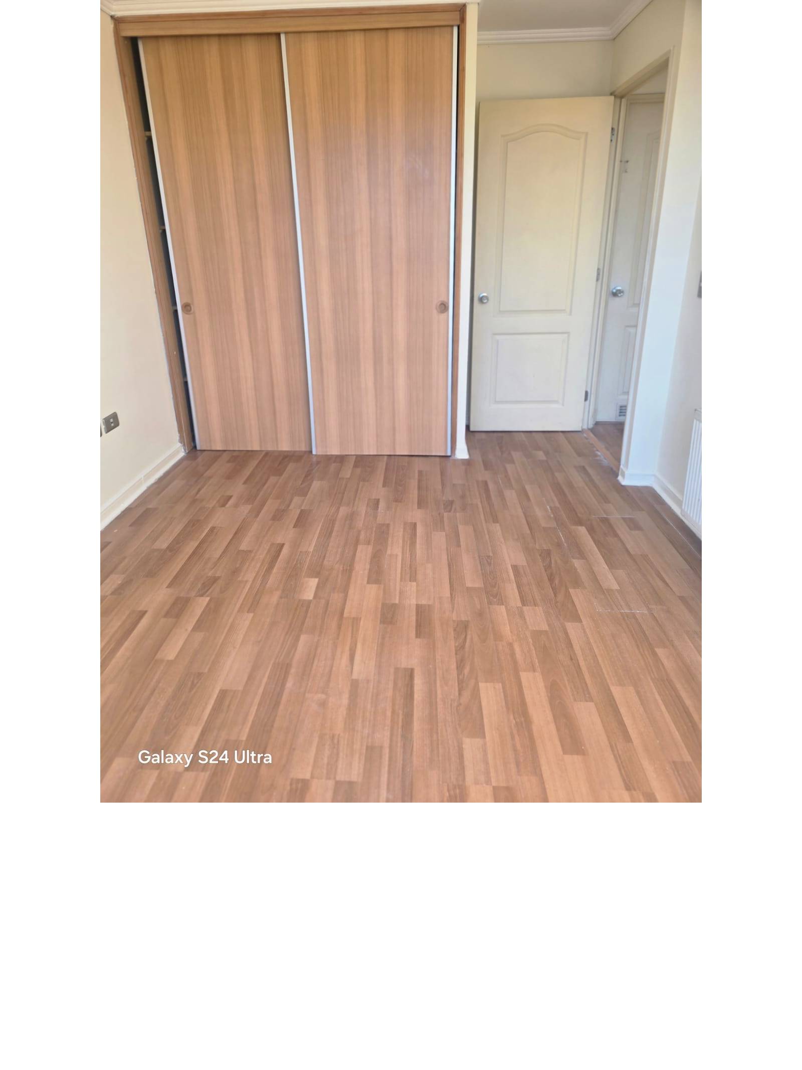 Clóset integrado de dos puertas correderas en dormitorio
