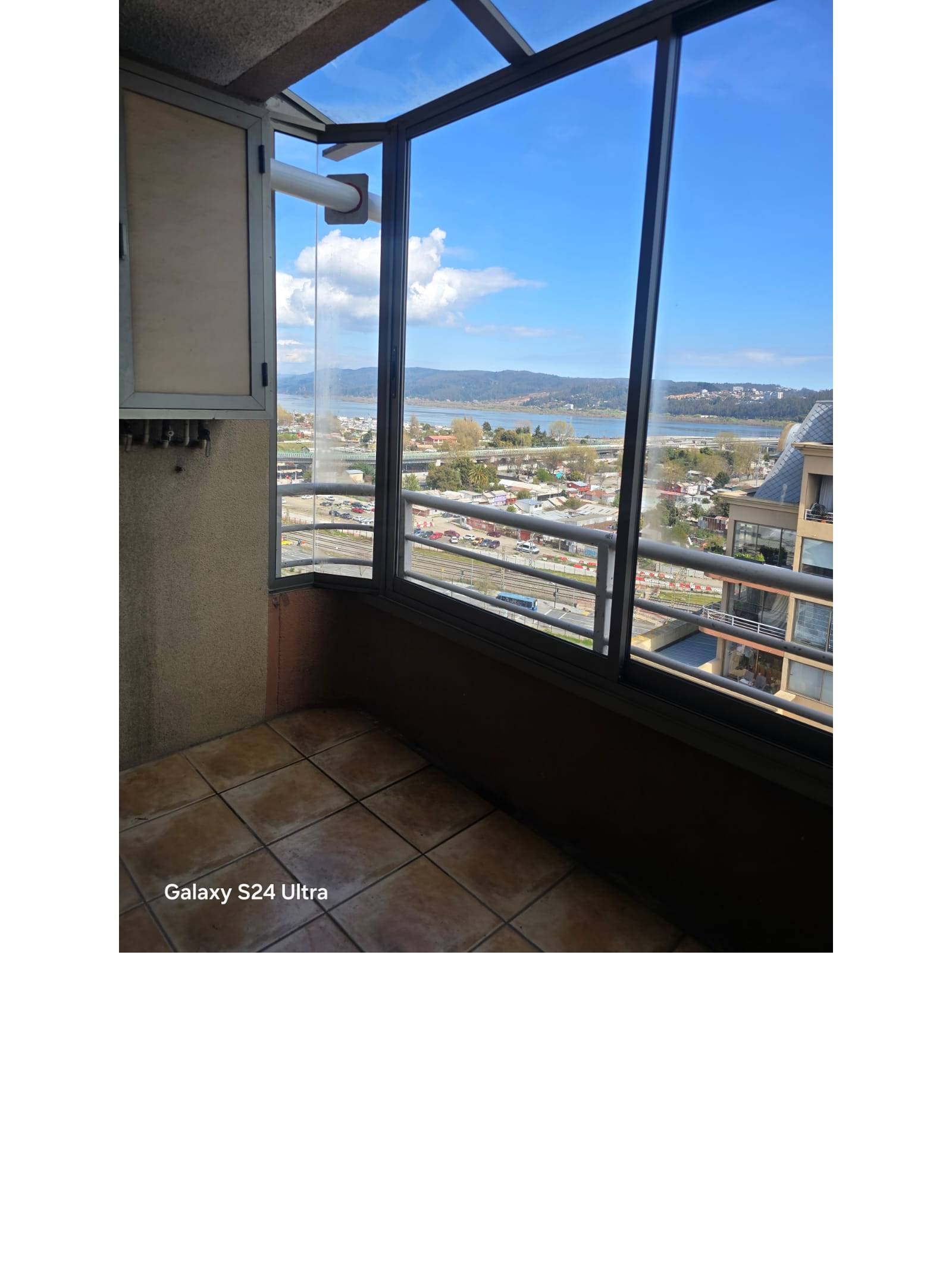 Terraza cerrada con ventanales y amplia vista al río
