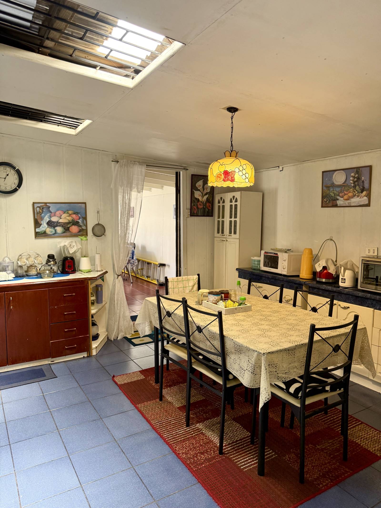 Comedor amplio con mesa para seis personas y piso cerámico.