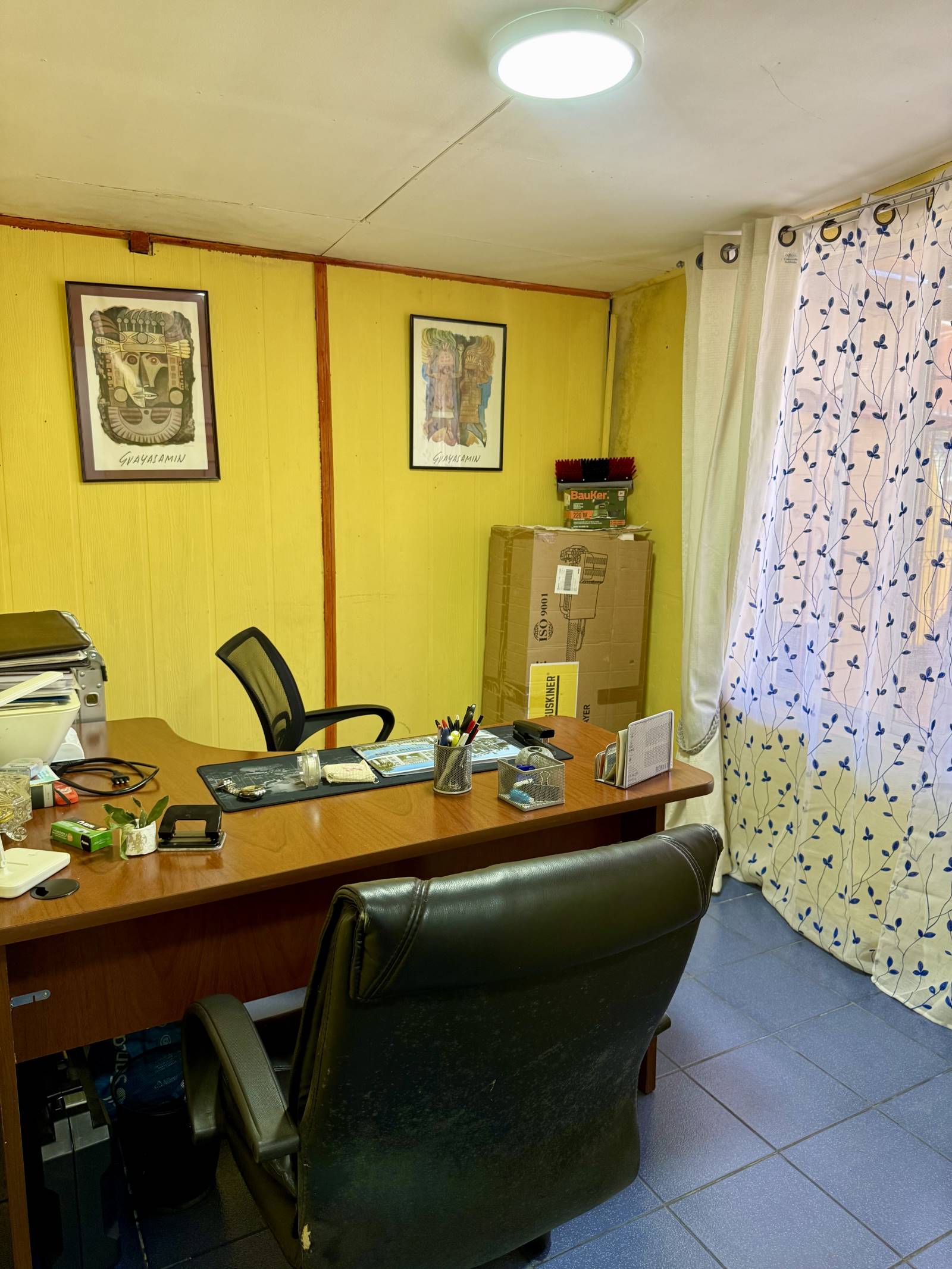 Vista de oficina con escritorio y silla (foto duplicada).