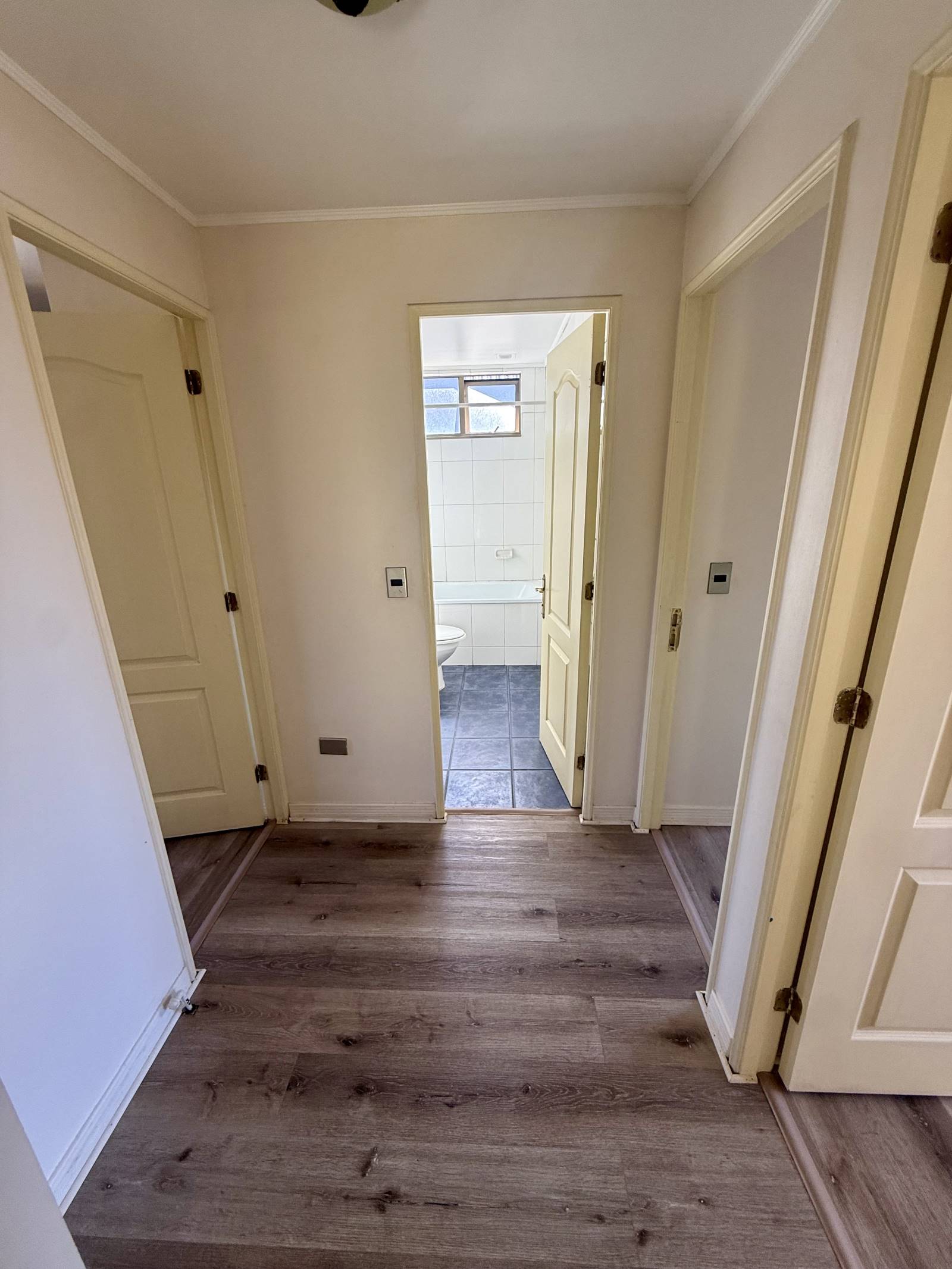 Hall de distribución superior con acceso a dormitorios y baño.