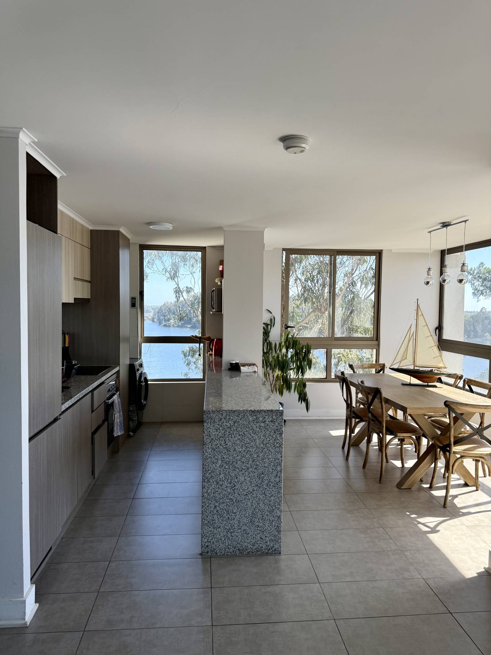 Cocina americana con mesón central y área de comedor contigua