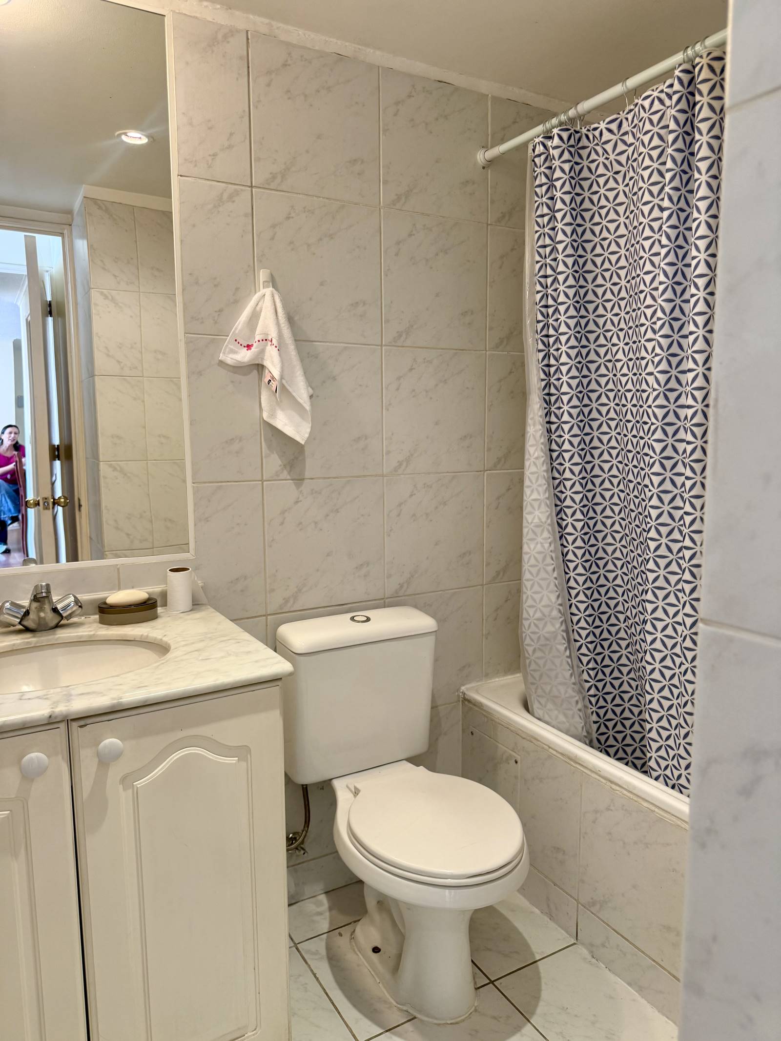 Baño con tina, inodoro y vanitorio con cubierta de mármol