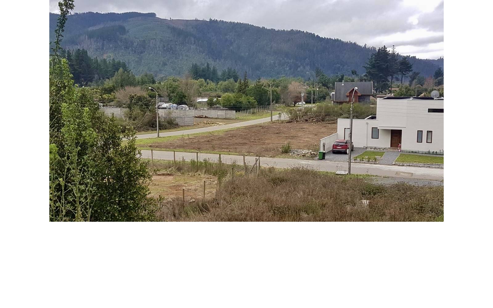 Vista panorámica del terreno deslindado y entorno con cerros