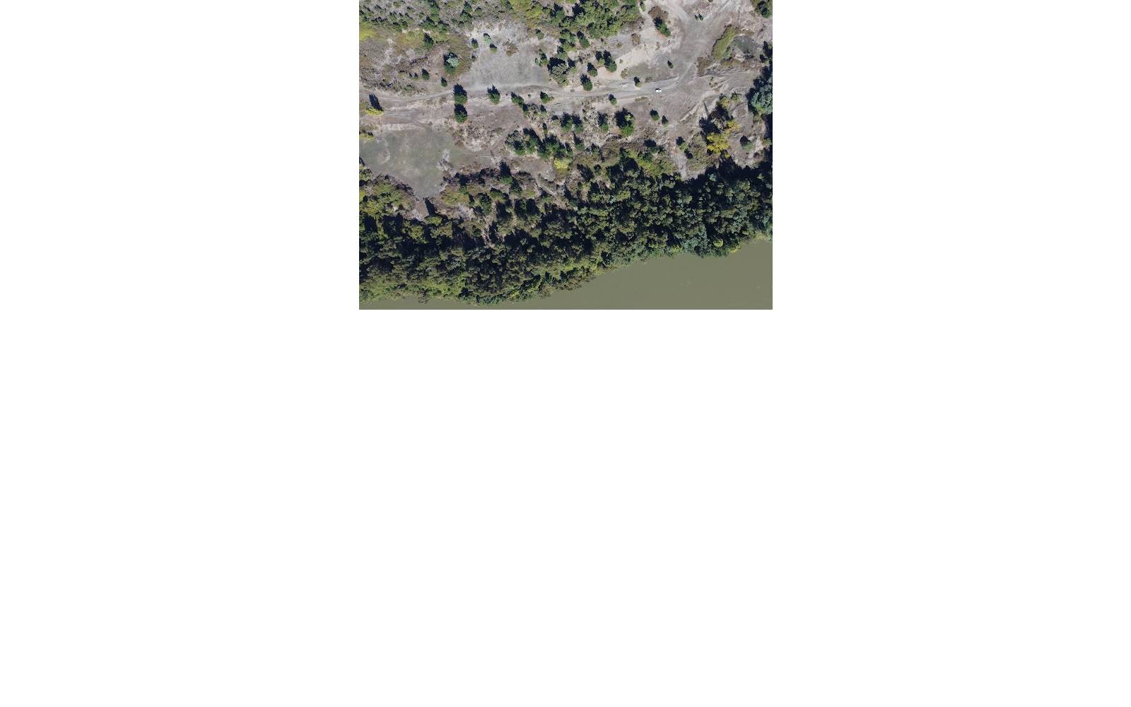 Vista cenital aérea del predio y orilla del río.