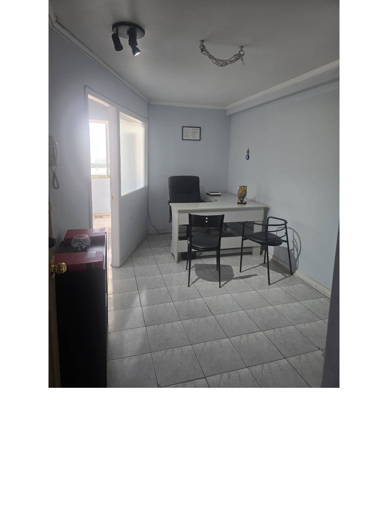 Espacio de oficina con escritorios y mamparas.