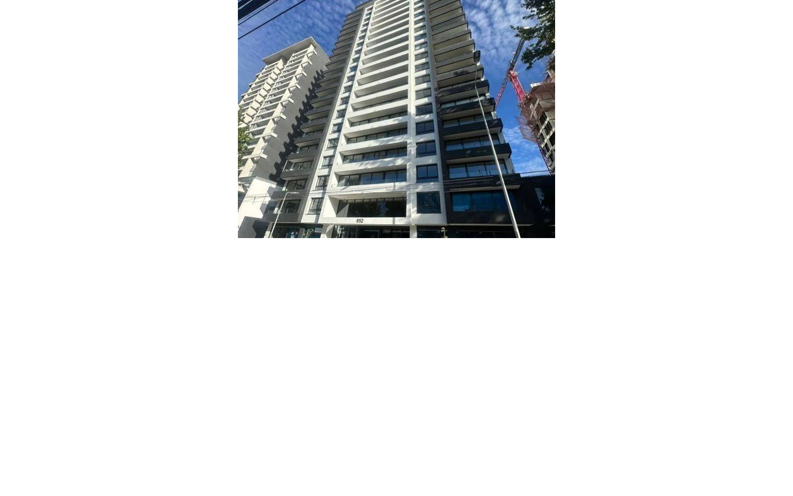 Torre moderna de departamentos de gran altura con arquitectura contemporánea.