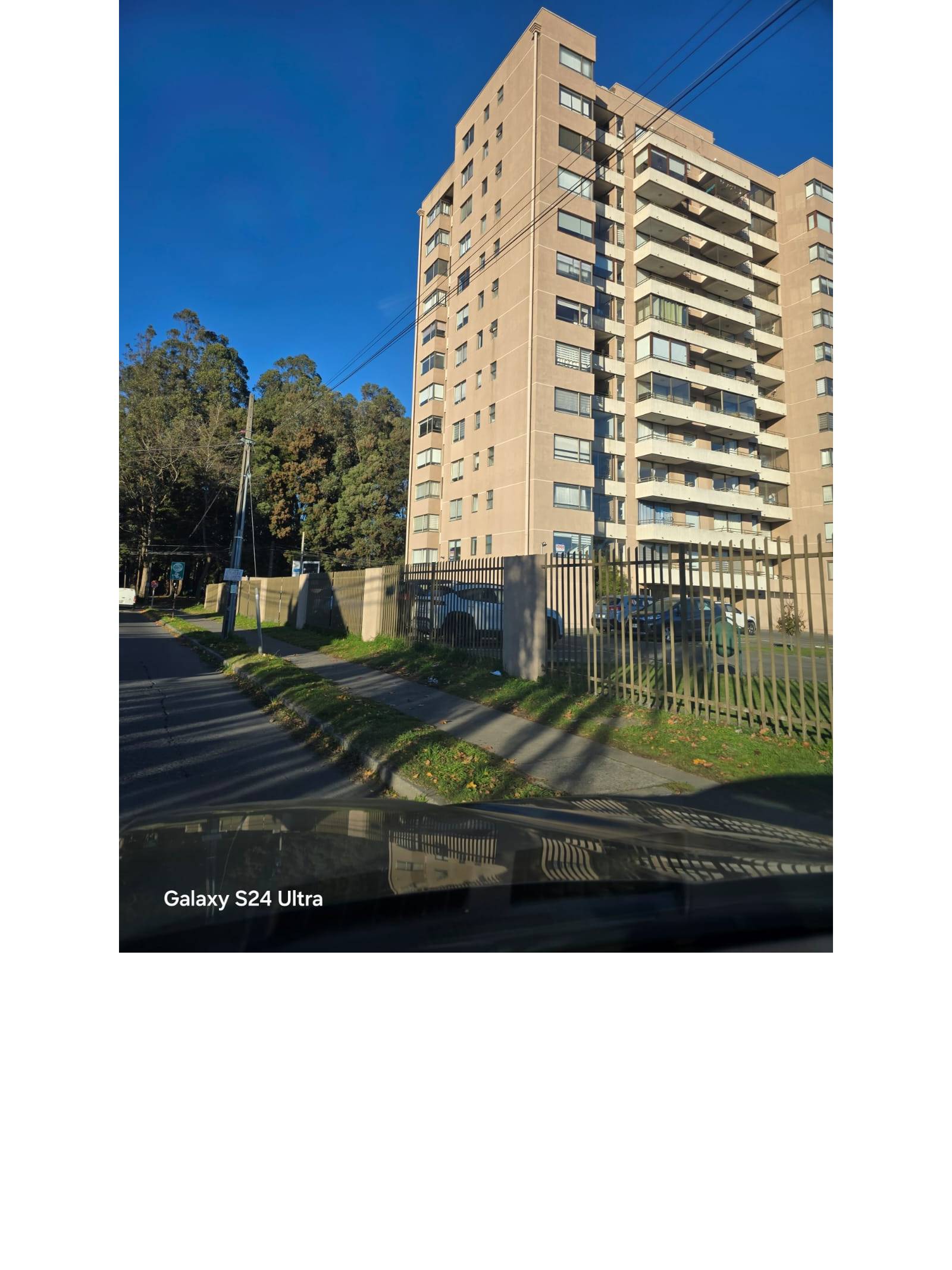 Edificio residencial en esquina con reja exterior perimetral