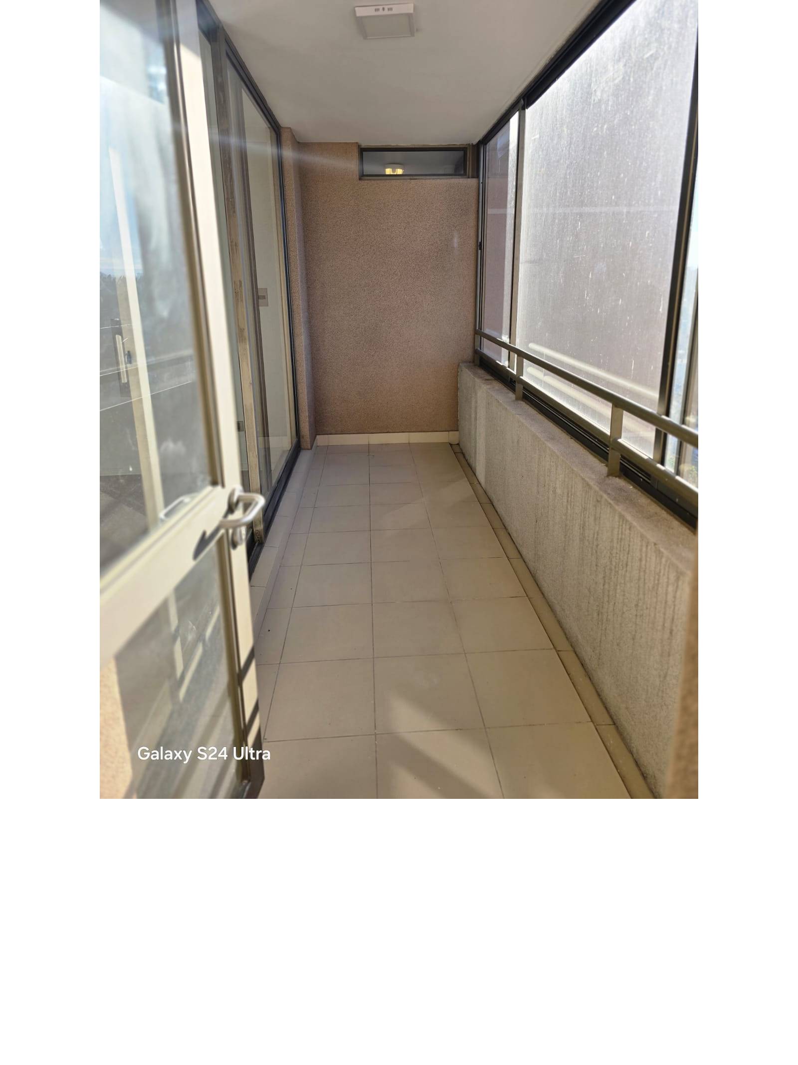 Terraza cerrada con piso cerámico y baranda acristalada