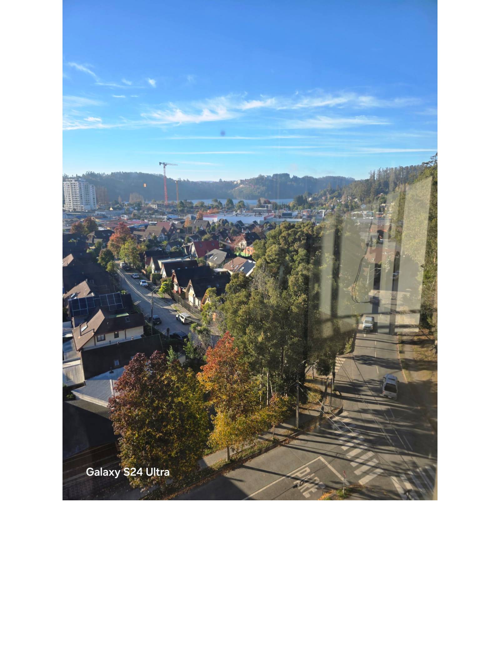 Vista panorámica a la ciudad y cerros con lago al fondo