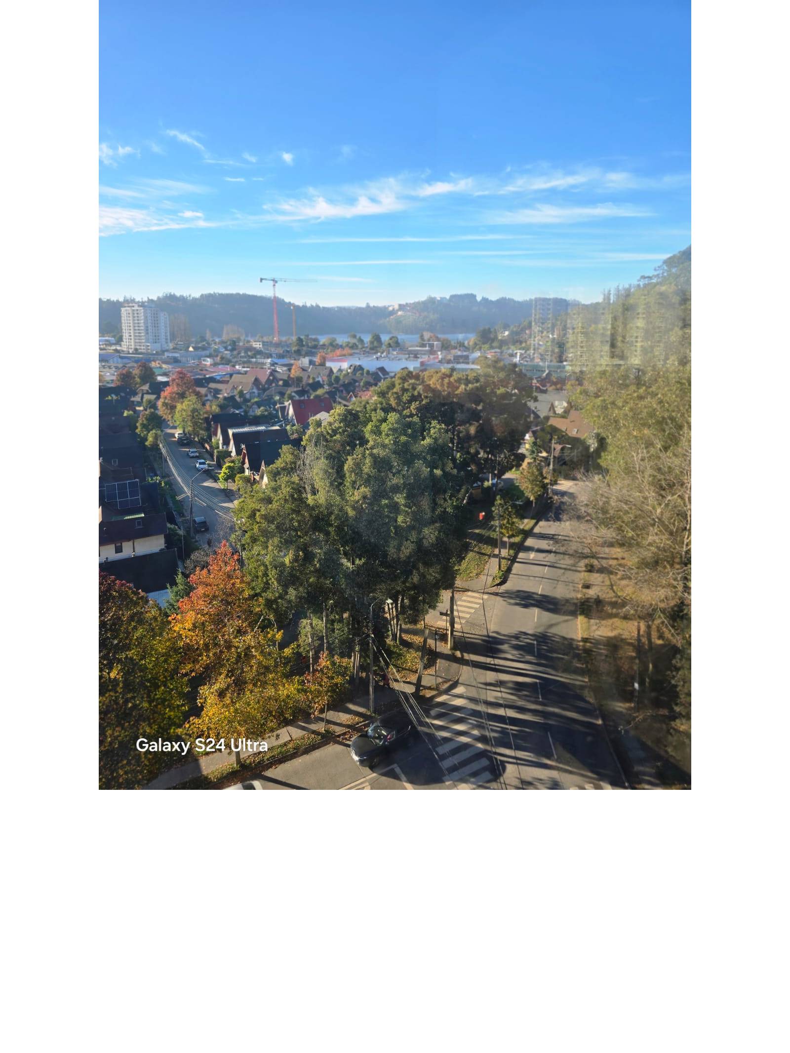 Vista abierta despejada de la ciudad y áreas boscosas