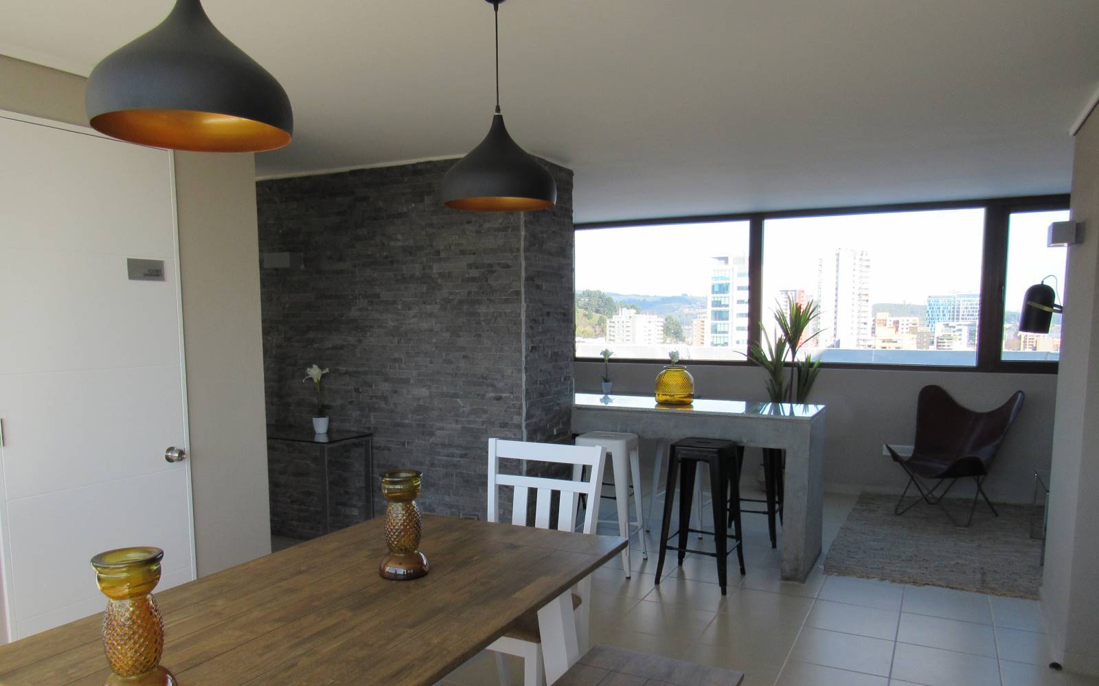 Salón gourmet y comedor compartido con grandes ventanales.