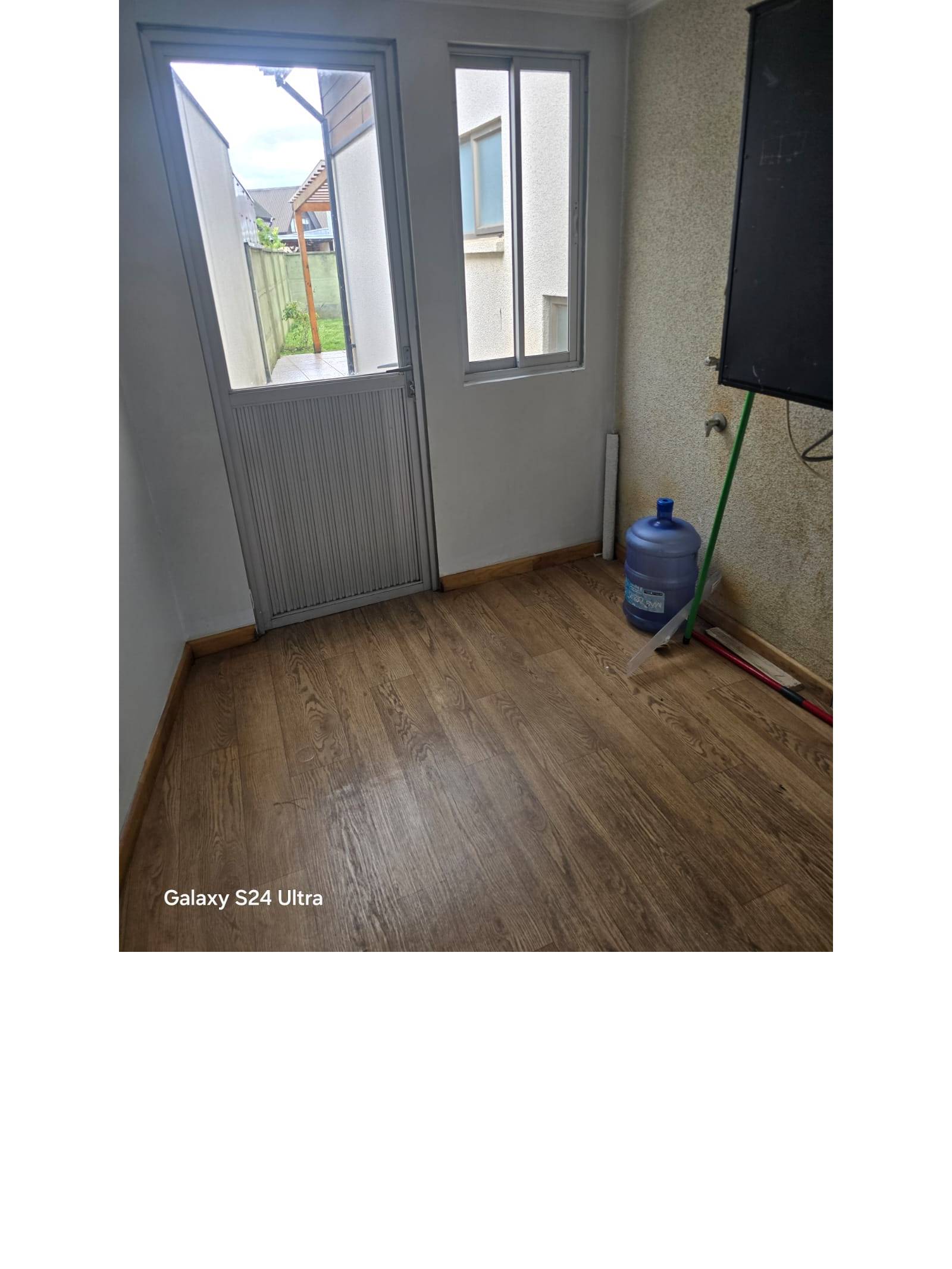 Logia o sala multiuso con salida al patio exterior