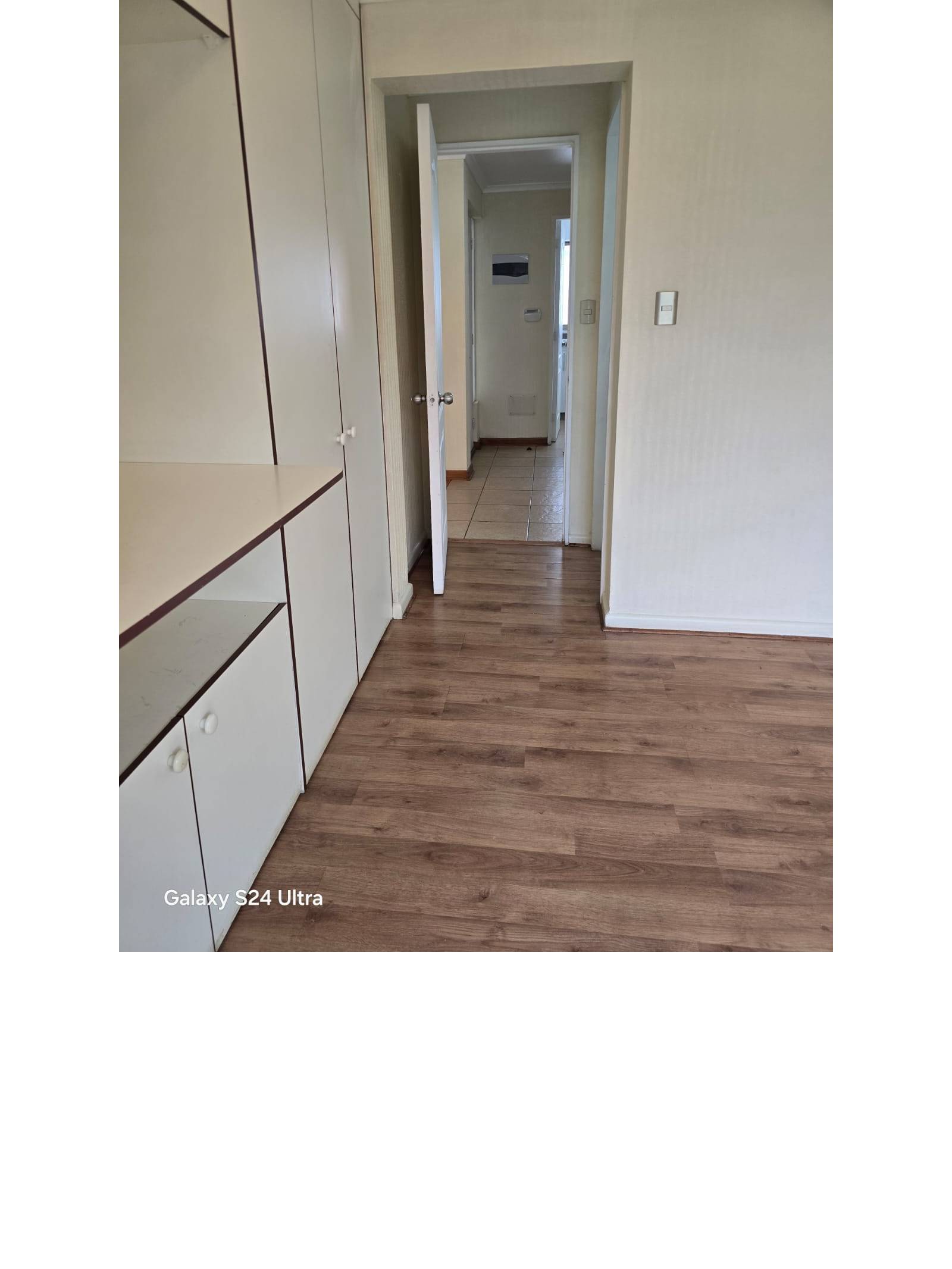 Pasillo interior que conecta ambientes con clósets empotrados