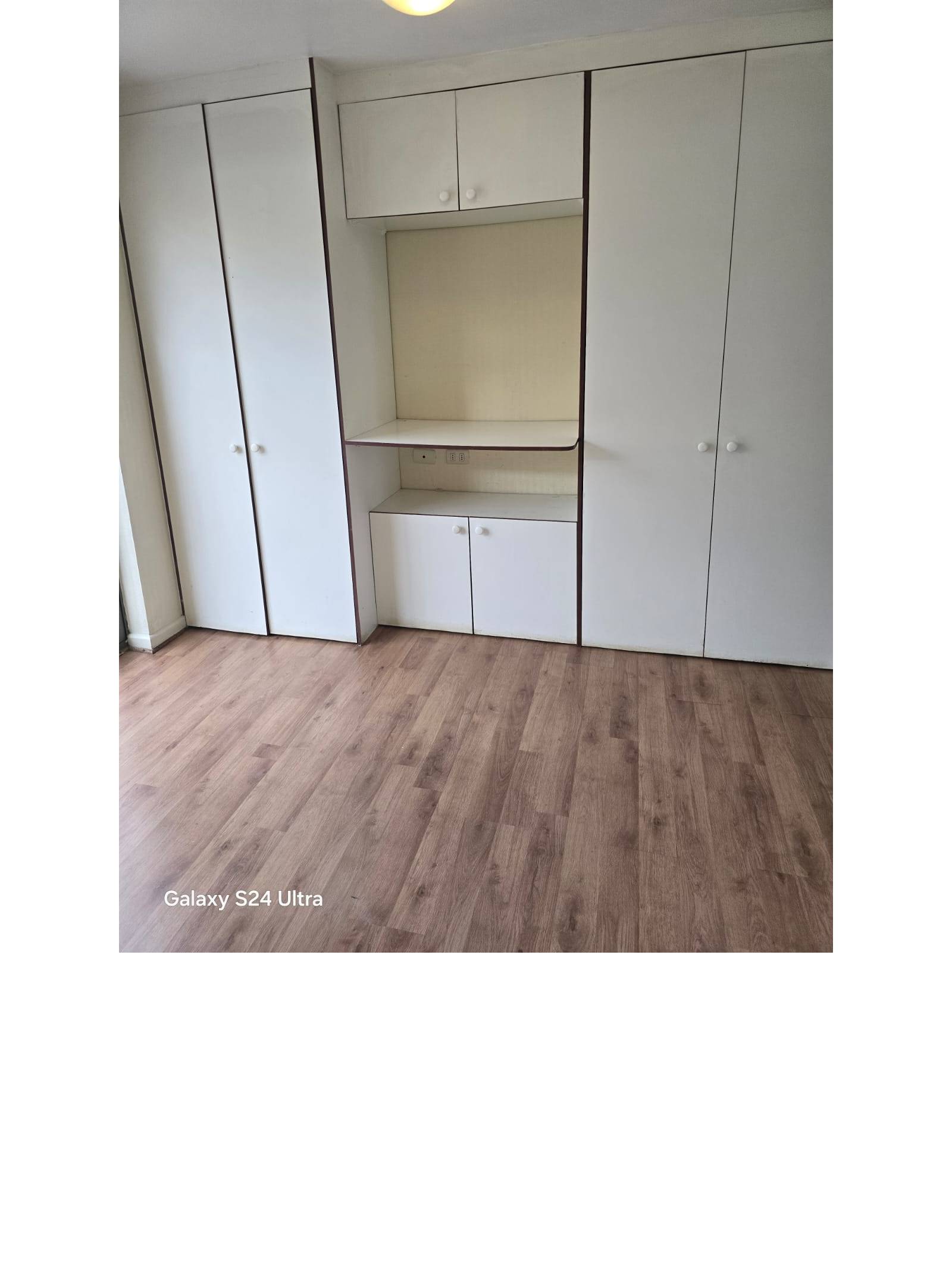 Clósets empotrados de melamina blanca con espacio central