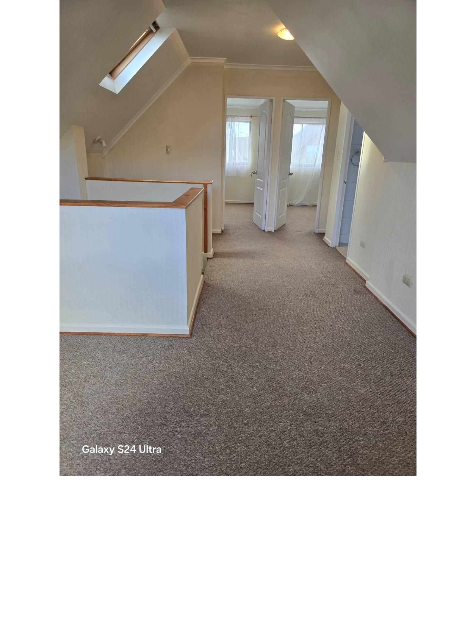 Segundo piso con sala de estar abierta y puertas a habitaciones