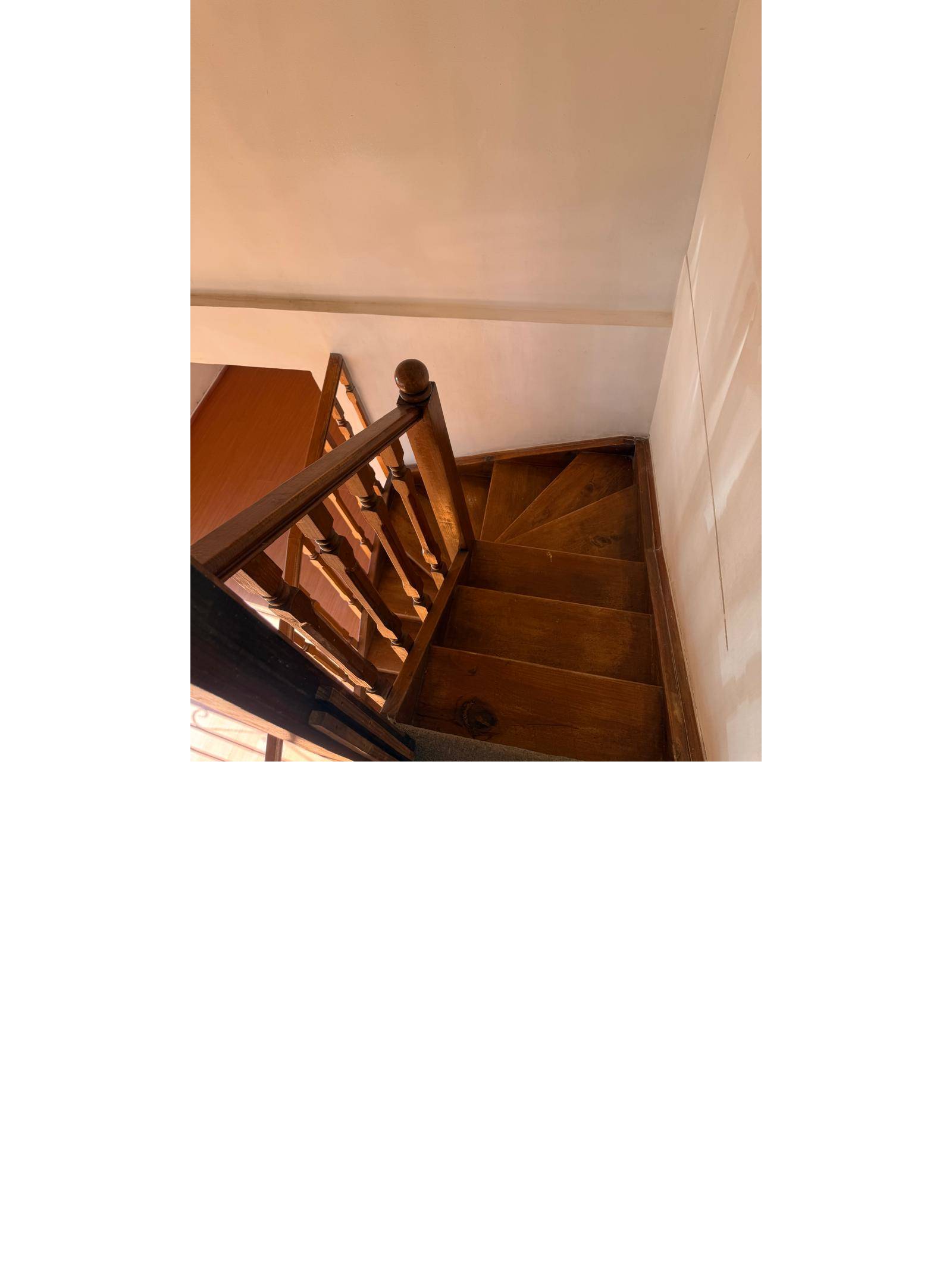 Escalera de madera hacia el segundo piso.