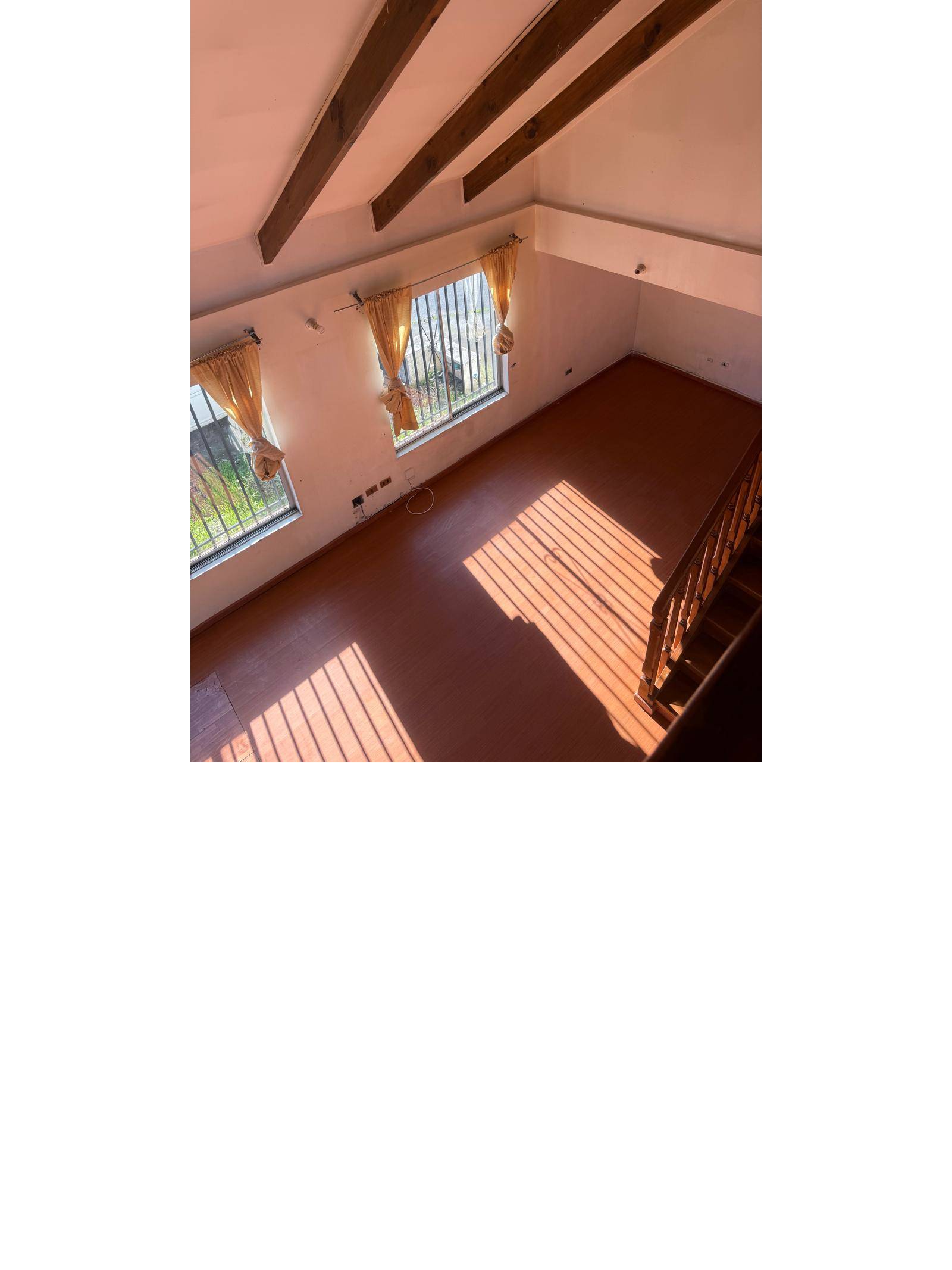Perspectiva cenital del salón principal con amplios ventanales.