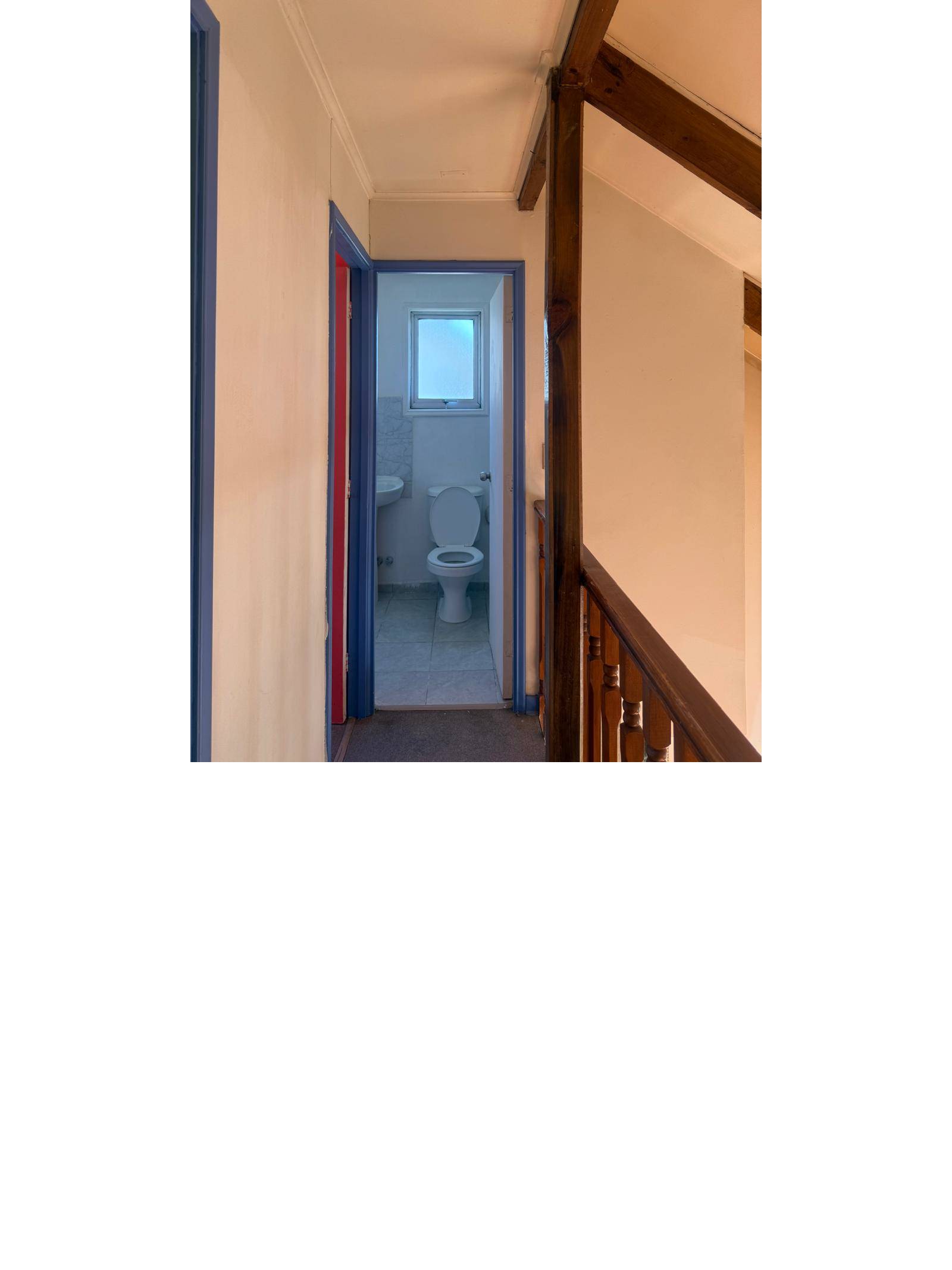 Acceso a baño desde pasillo en segundo nivel.