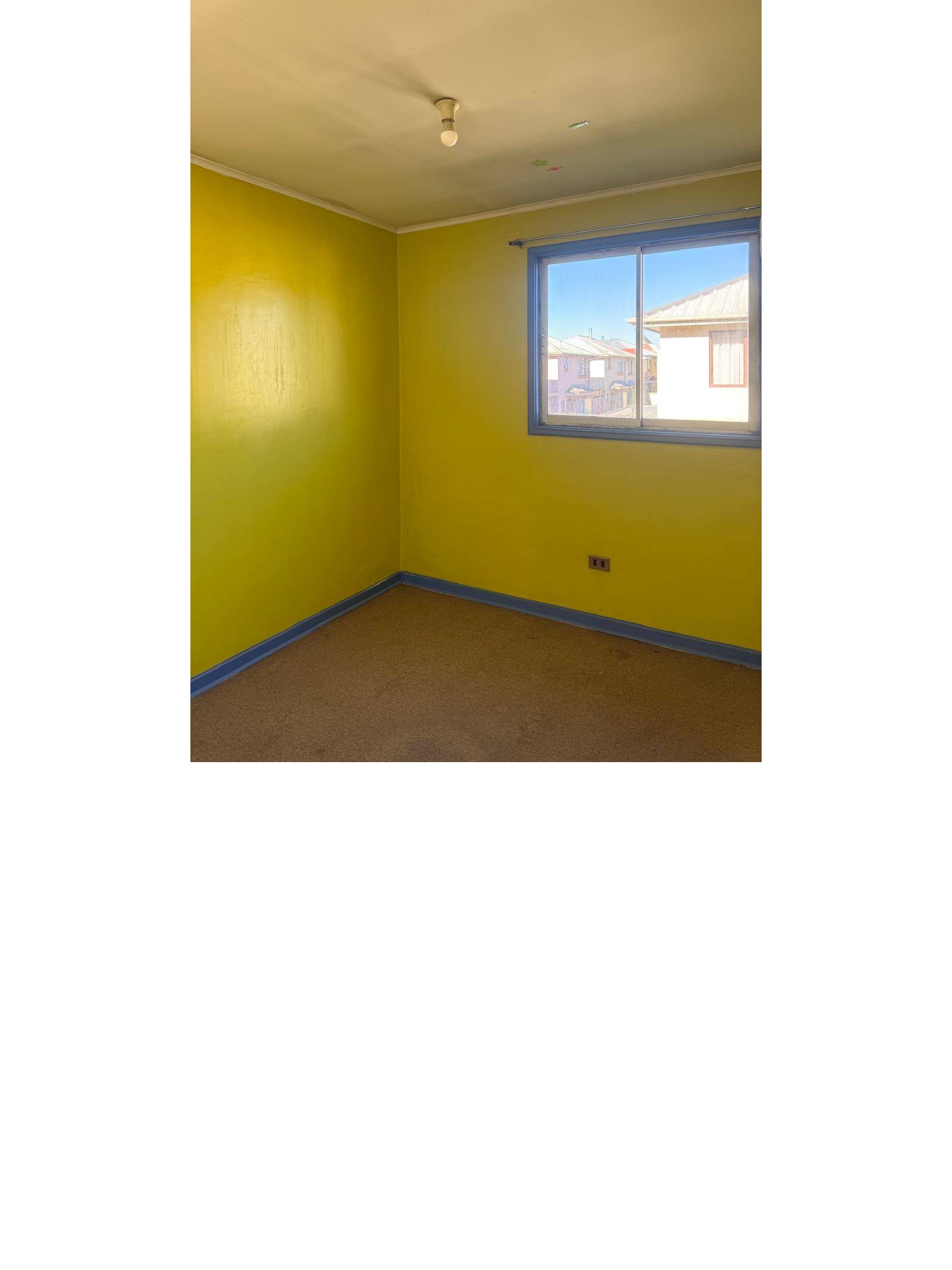 Dormitorio con ventana corrediza y luz natural.