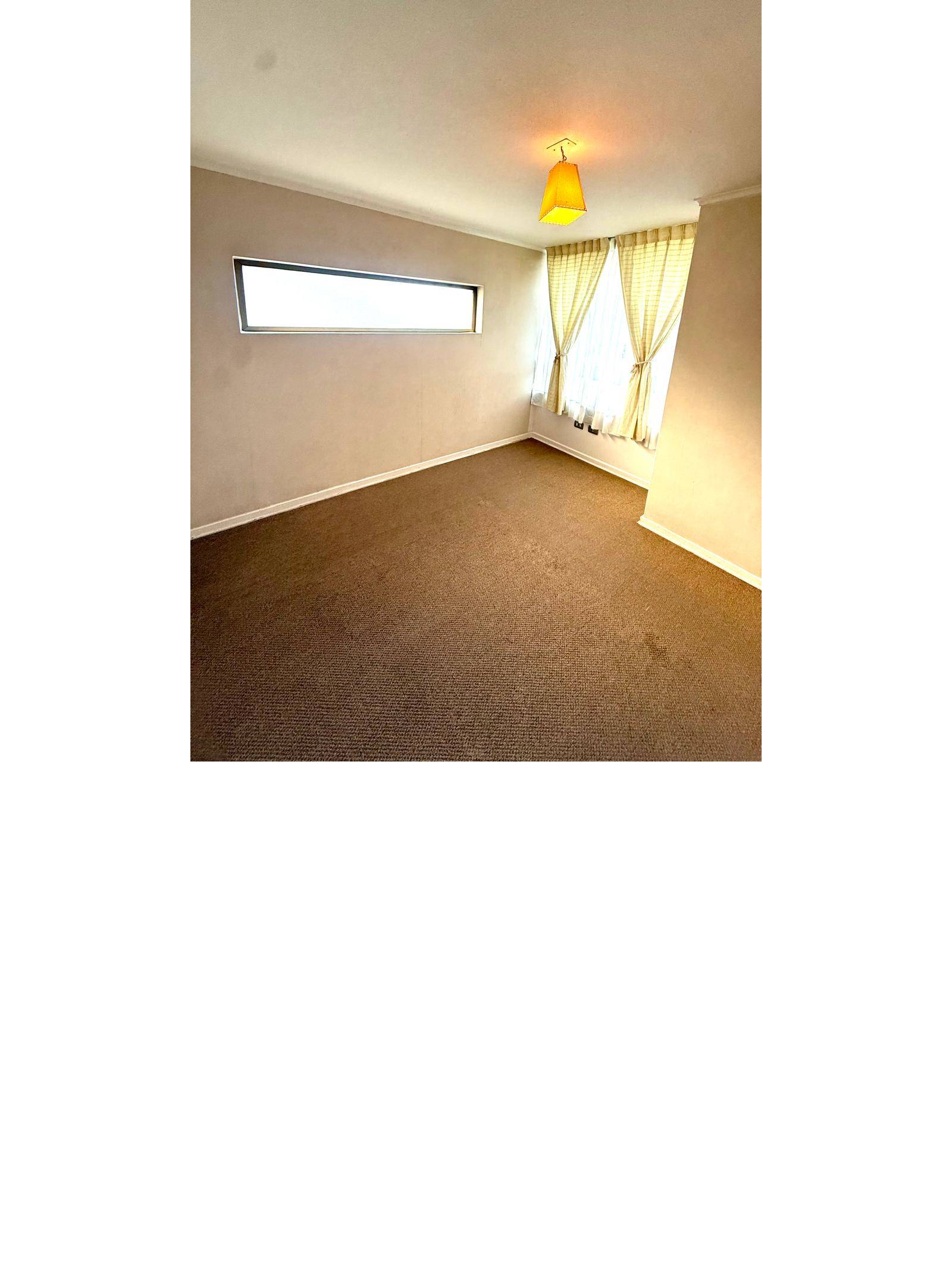Dormitorio alfombrado con ventanas y cortinas claras