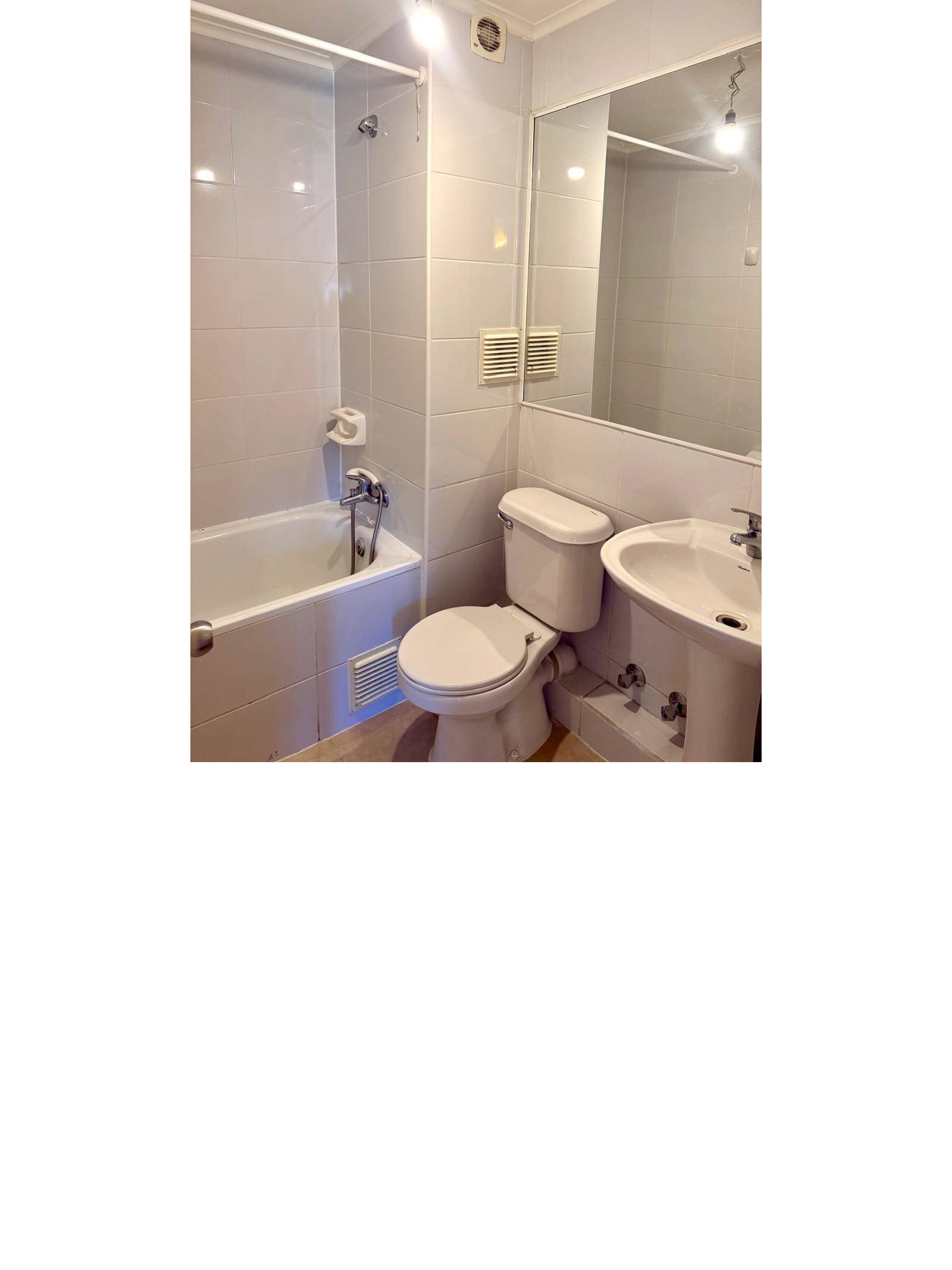 Baño completo con tina, lavamanos e inodoro