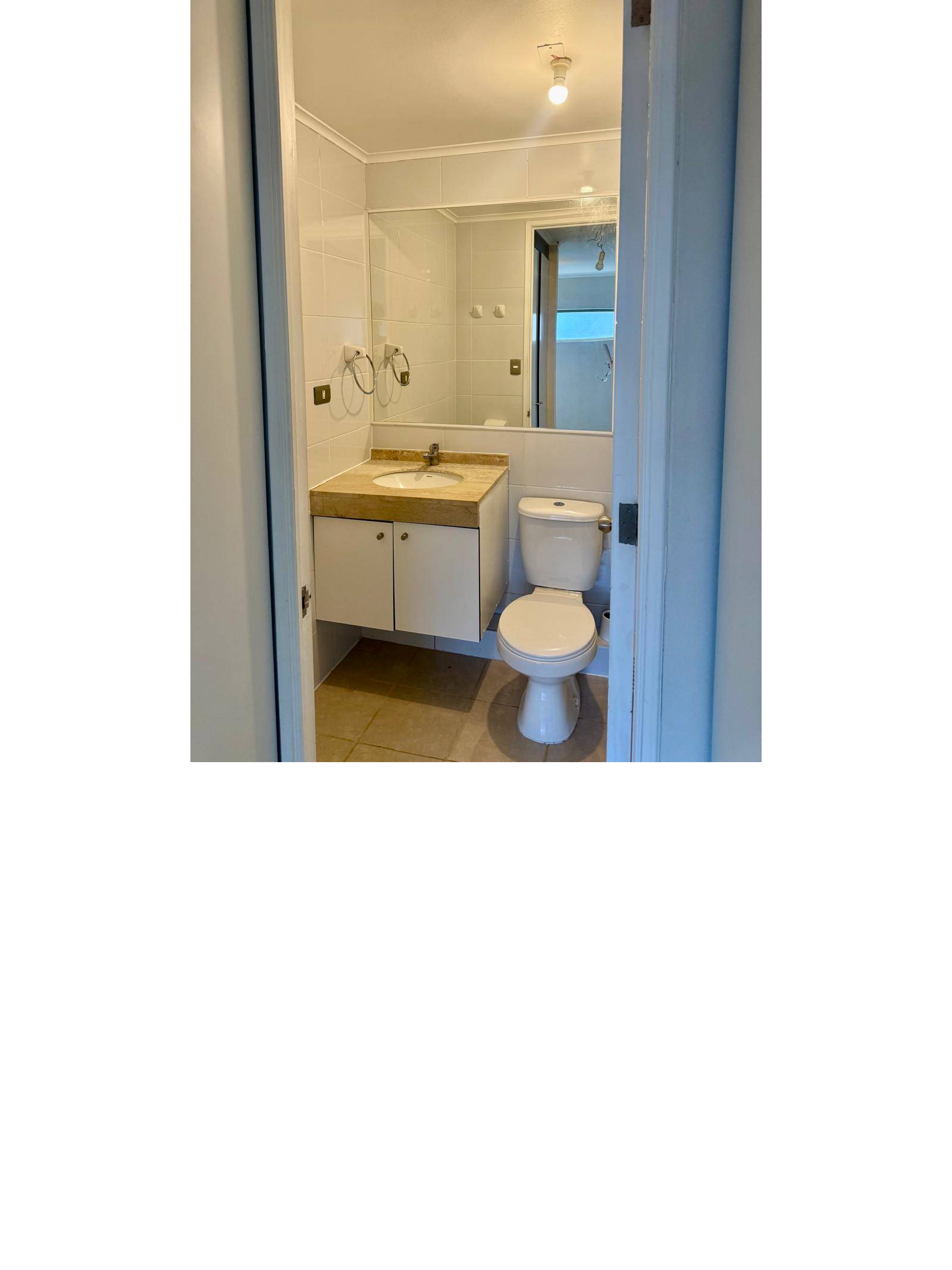 Baño con vanitorio y espejo amplio