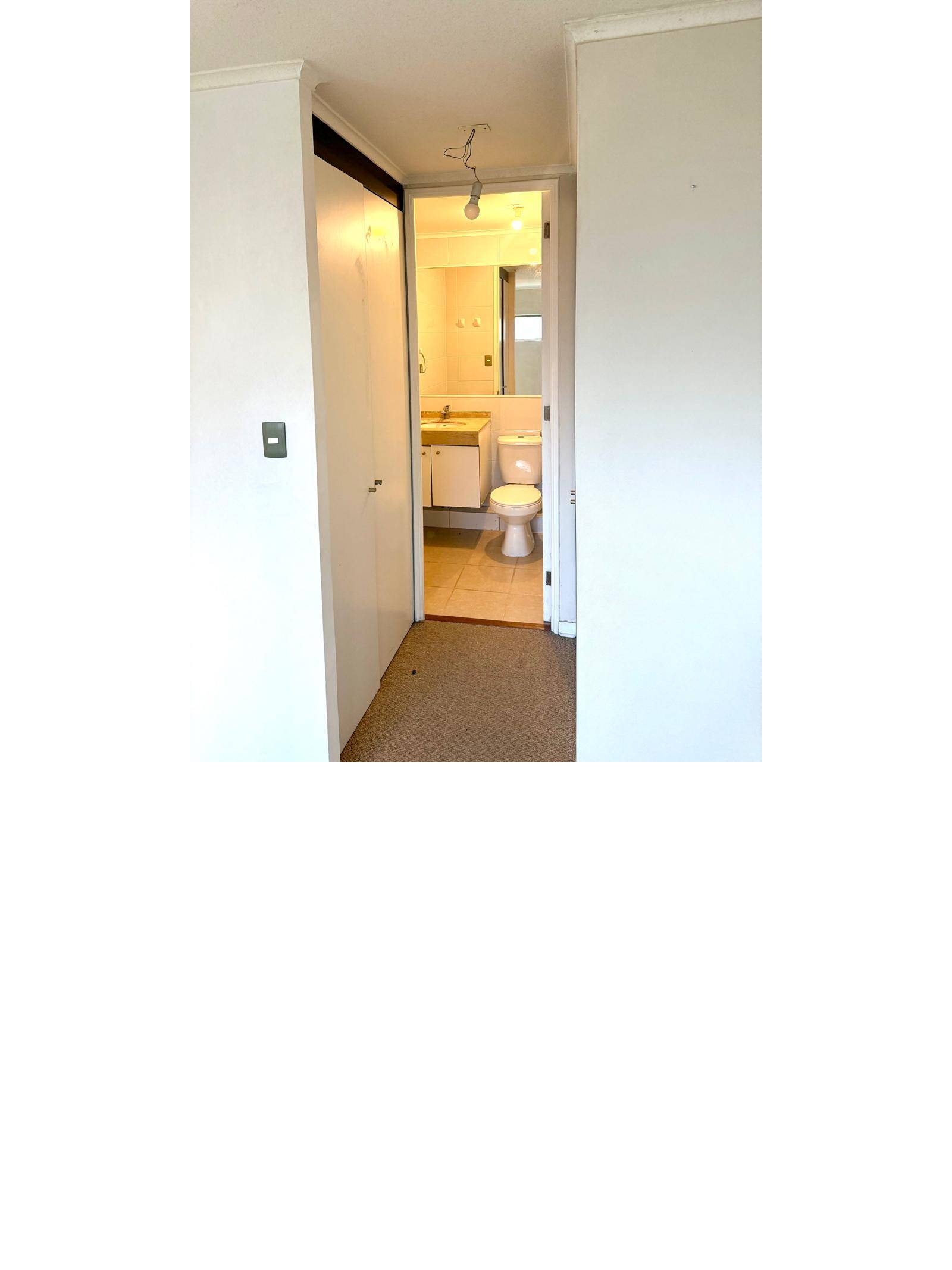 Entrada a baño en suite desde dormitorio