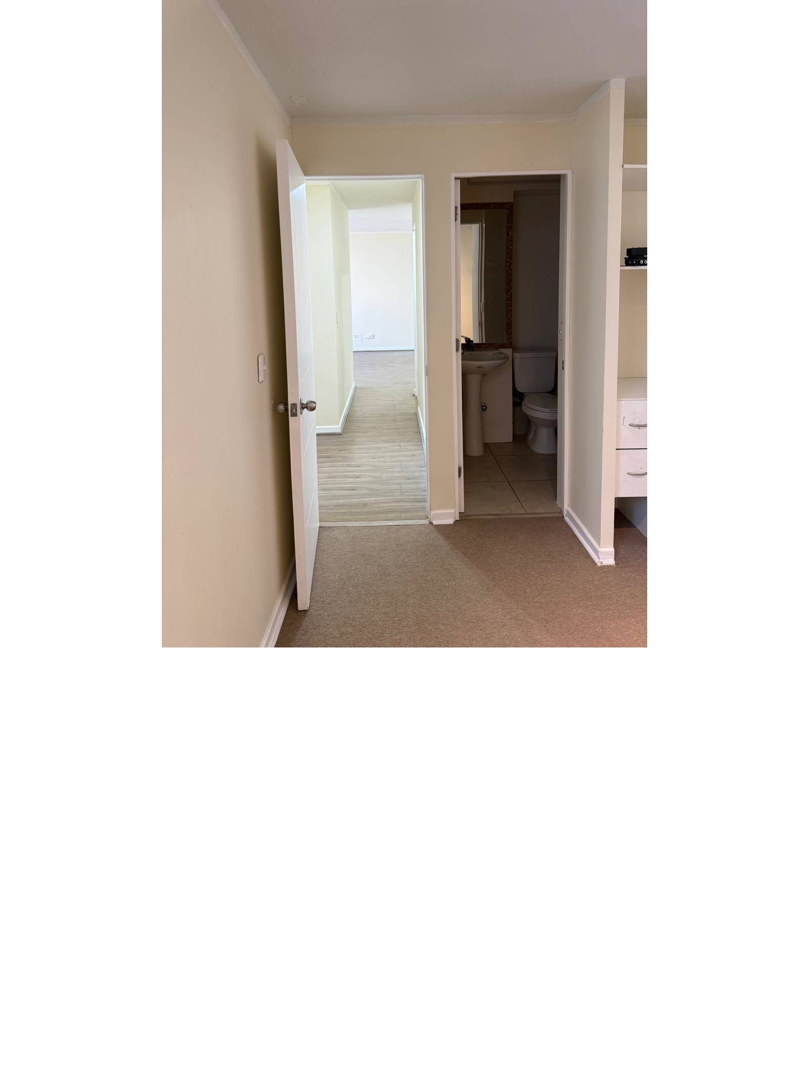 Entrada a dormitorio principal con baño en suite.