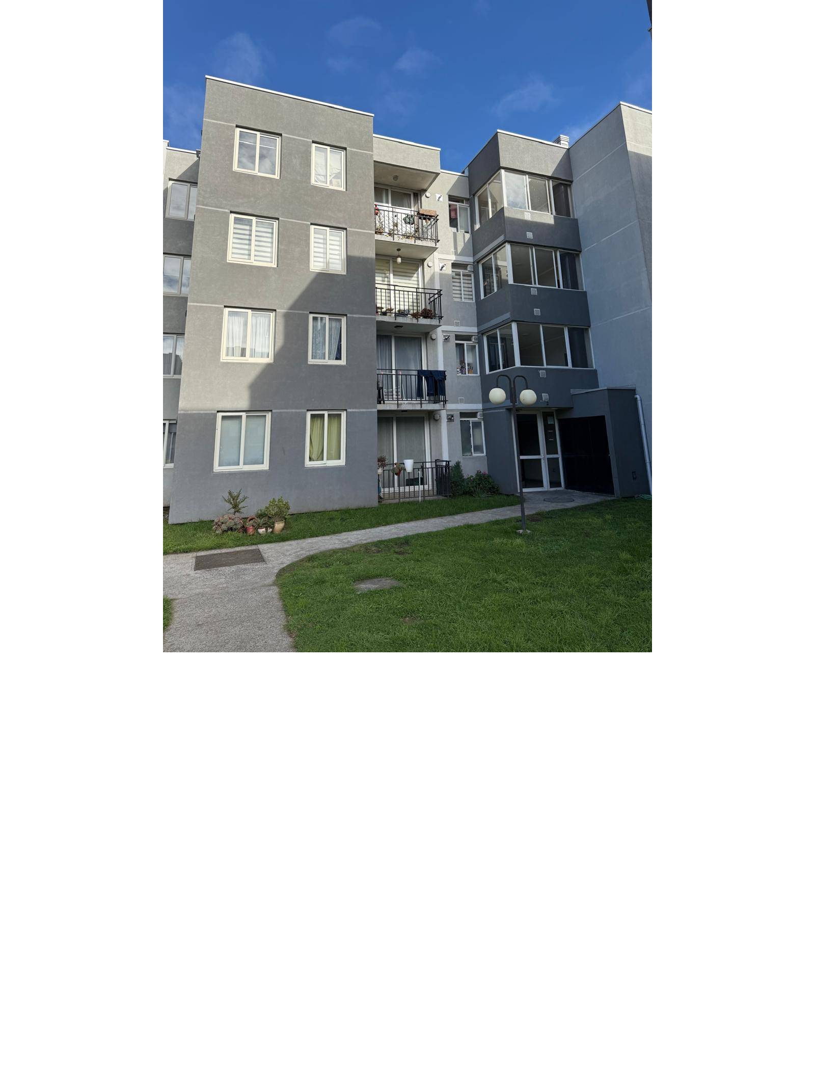 Fachada del edificio de departamentos de cuatro pisos.