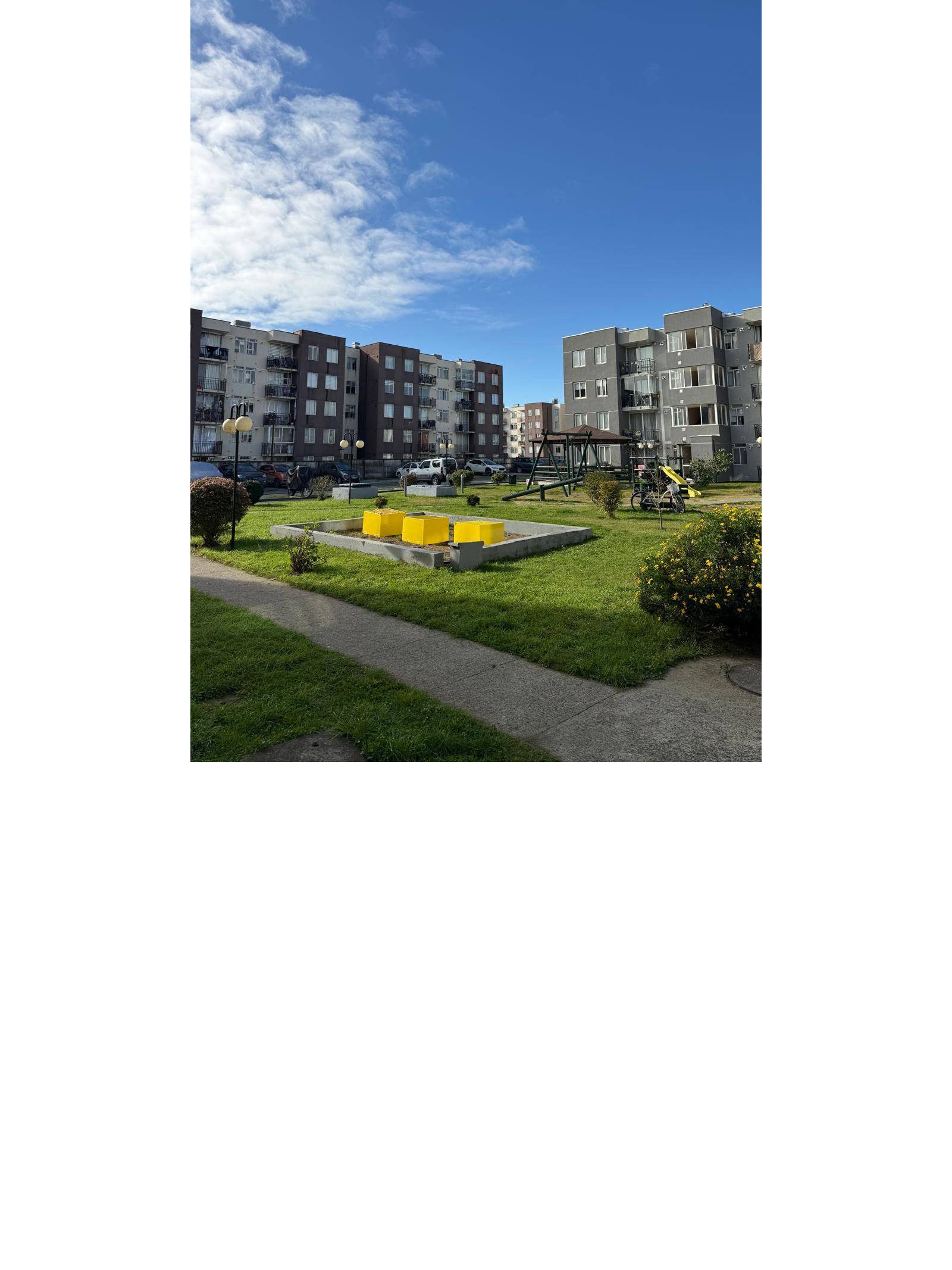 Áreas verdes y patio central del condominio con juegos.