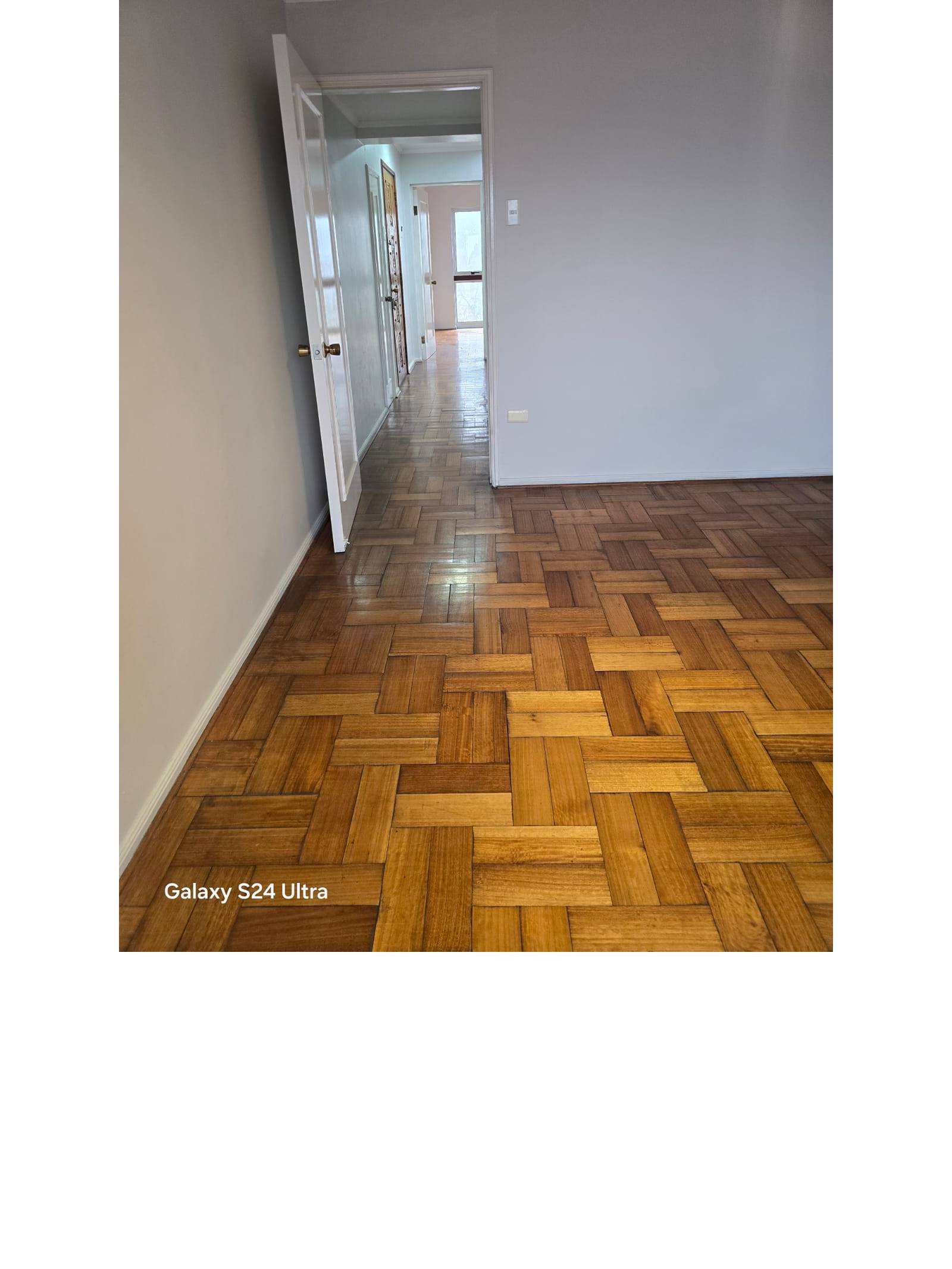 Piso de parquet y pasillo hacia otros recintos