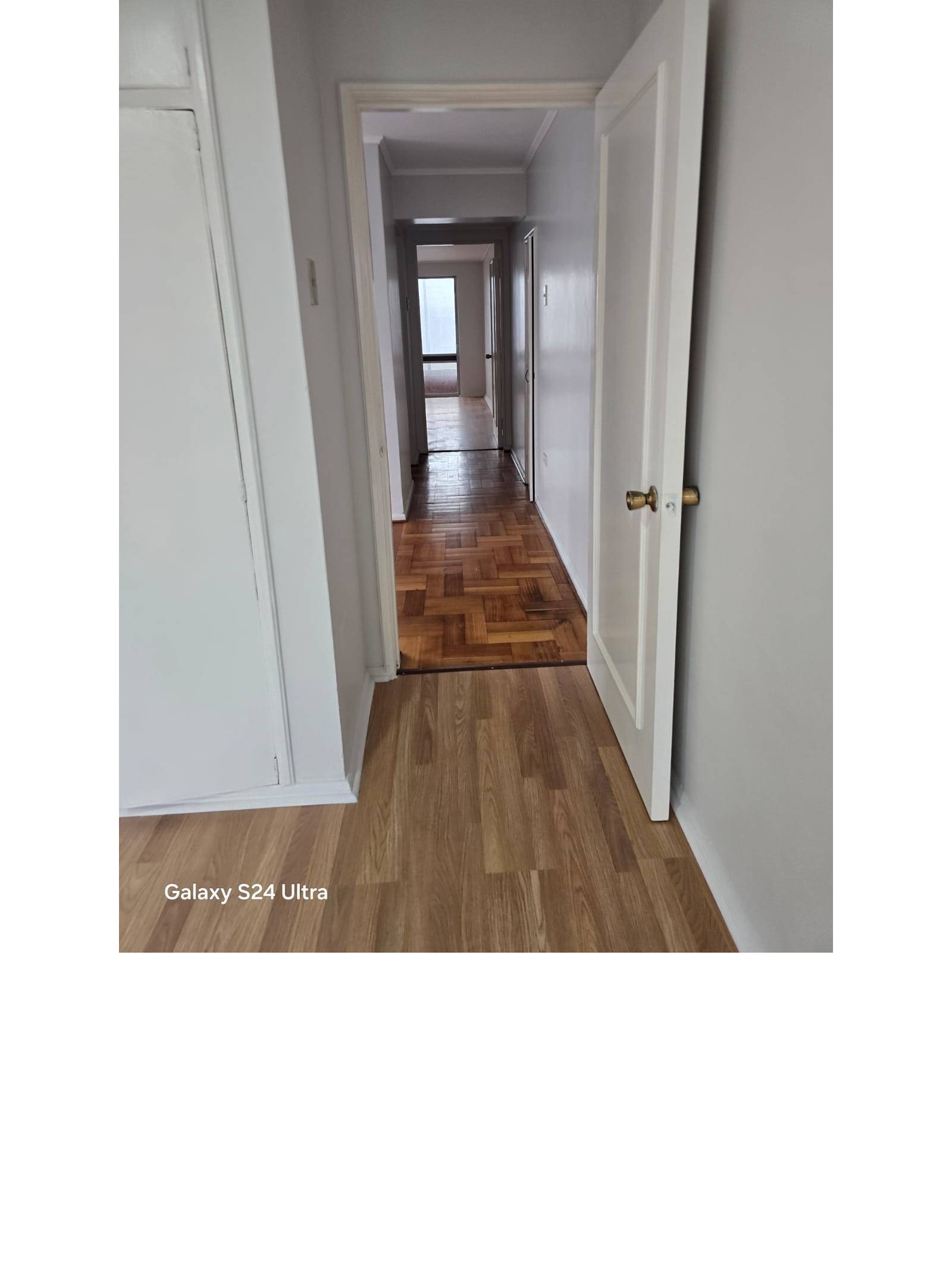 Pasillo de distribución con puertas y piso flotante