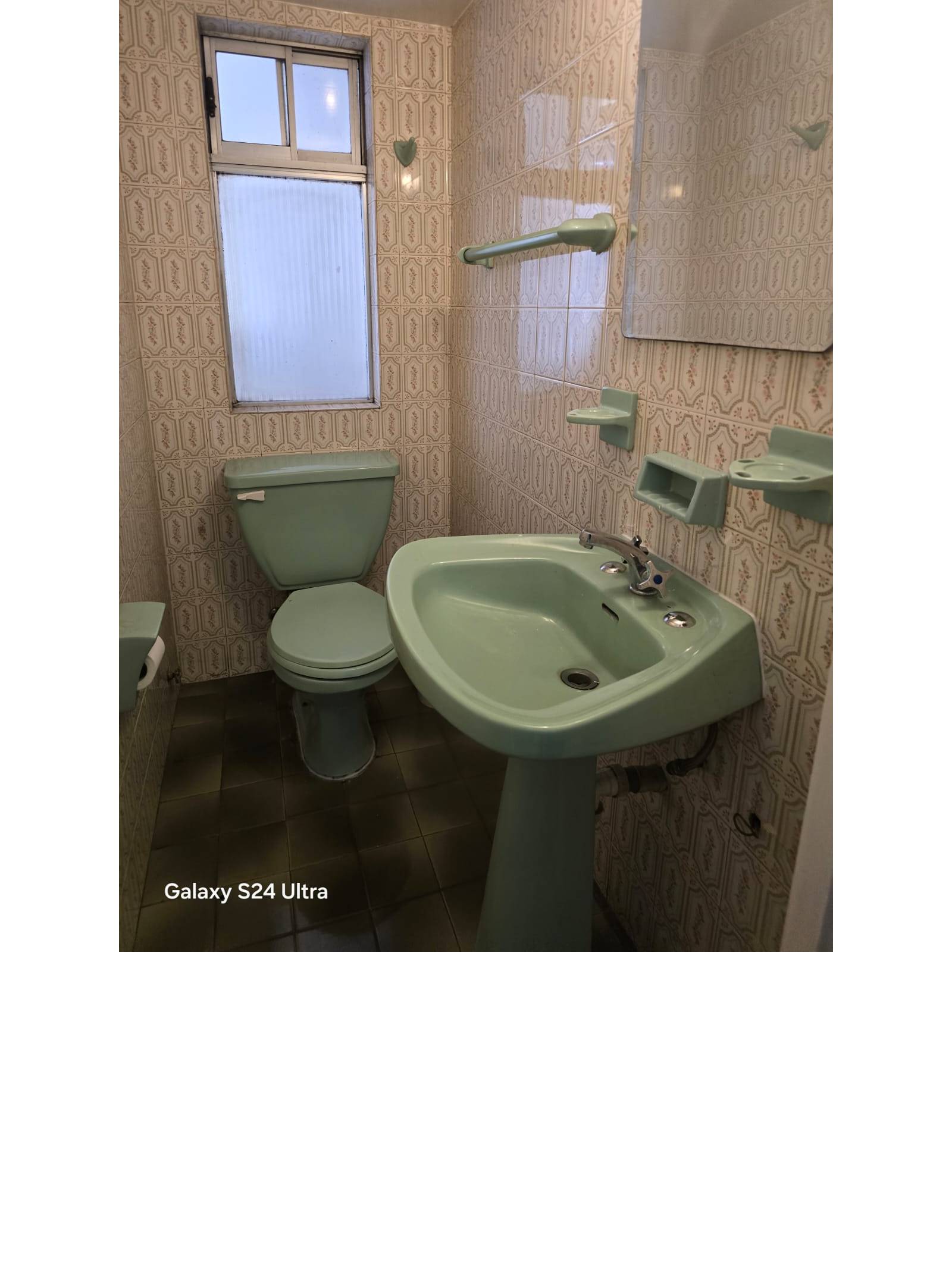 Baño vintage con sanitarios verdes y cerámica decorada