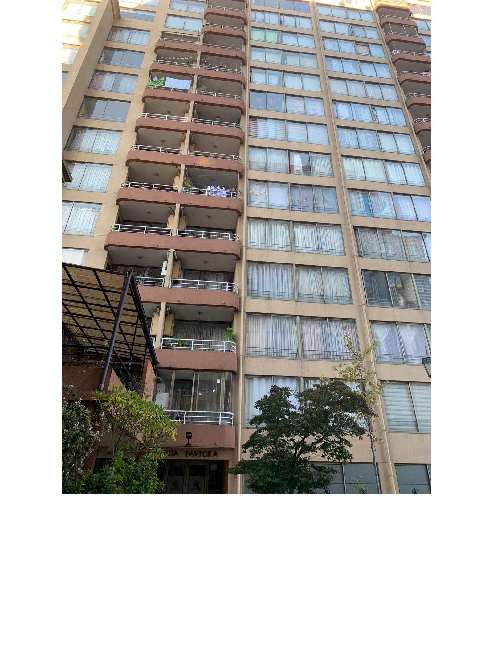 Fachada del edificio residencial con terrazas y ventanales