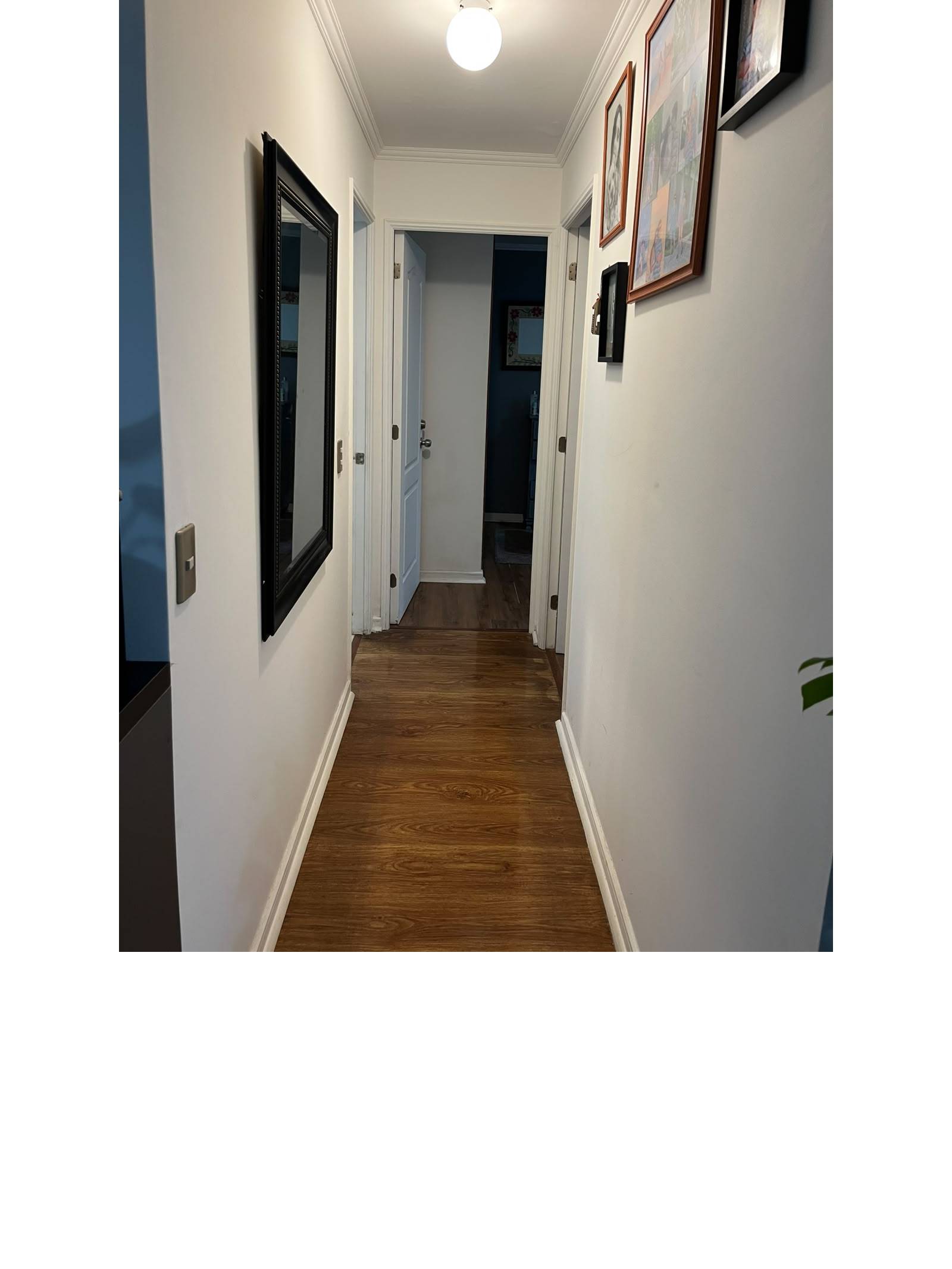 Pasillo de distribución hacia las habitaciones con espejo en pared