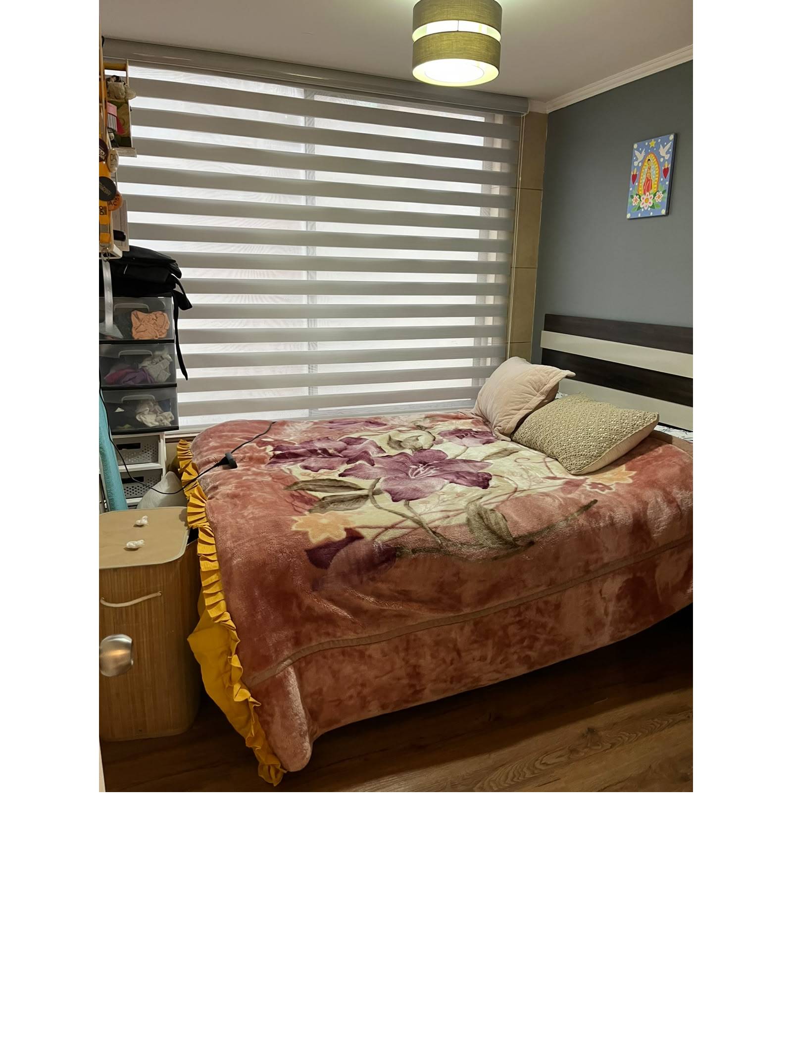 Dormitorio secundario con cama de dos plazas y ventana con persianas