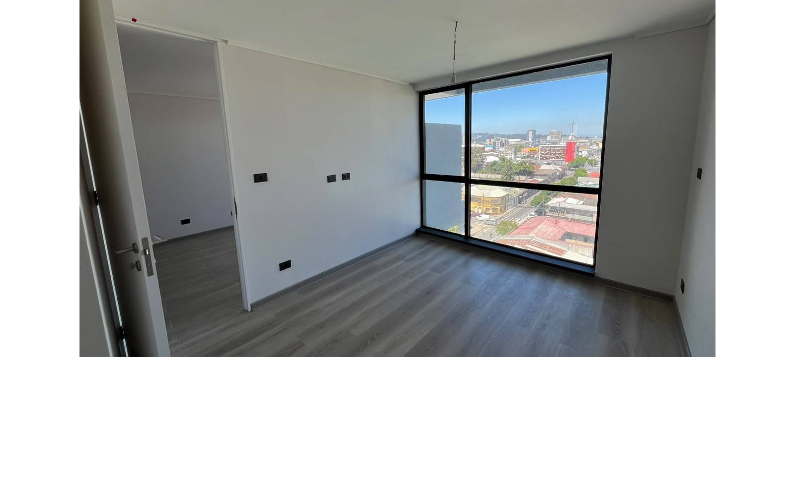 Dormitorio con gran ventanal y vista panorámica despejada.