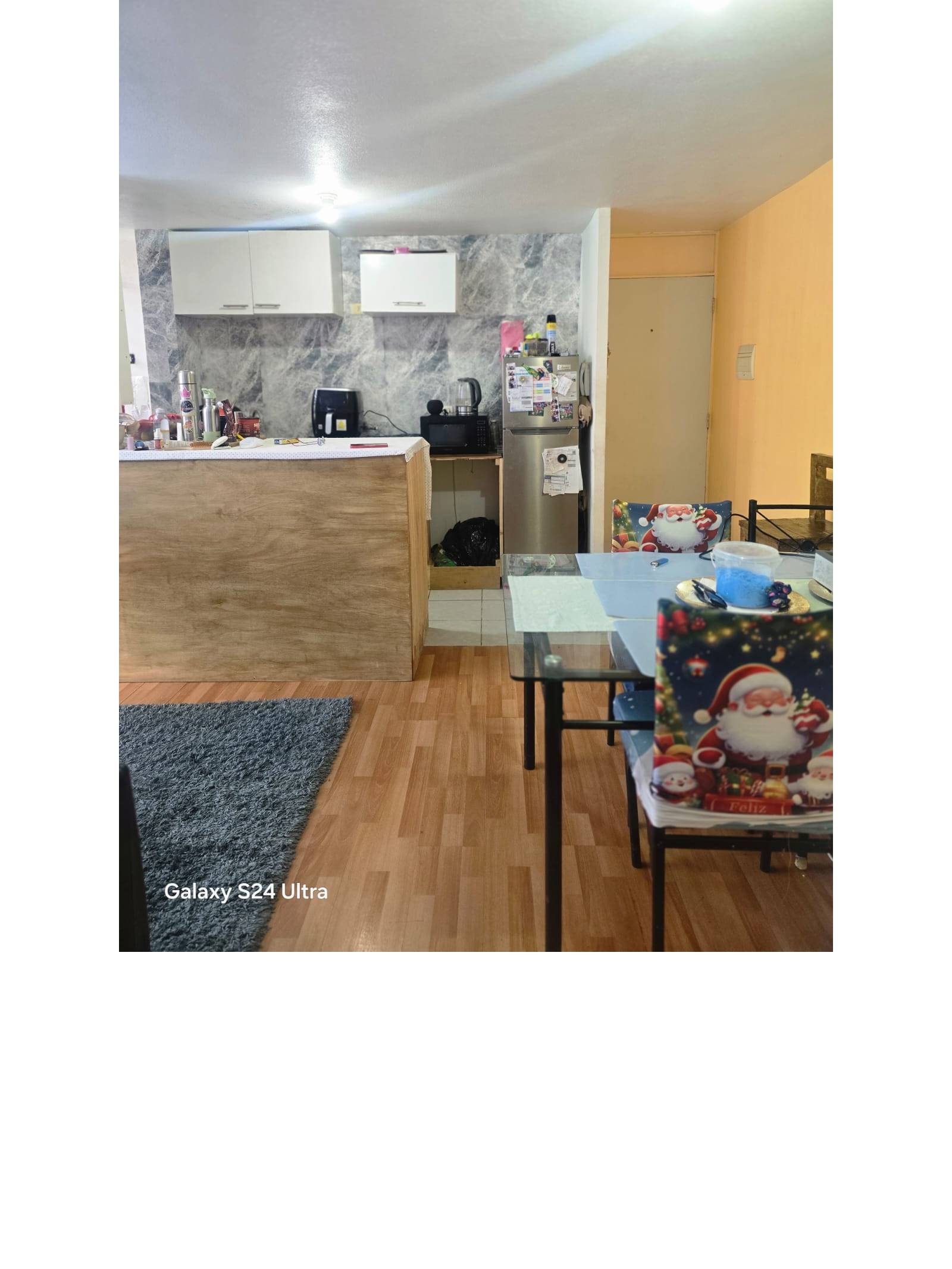 Cocina semiintegrada con mesón tipo isla.