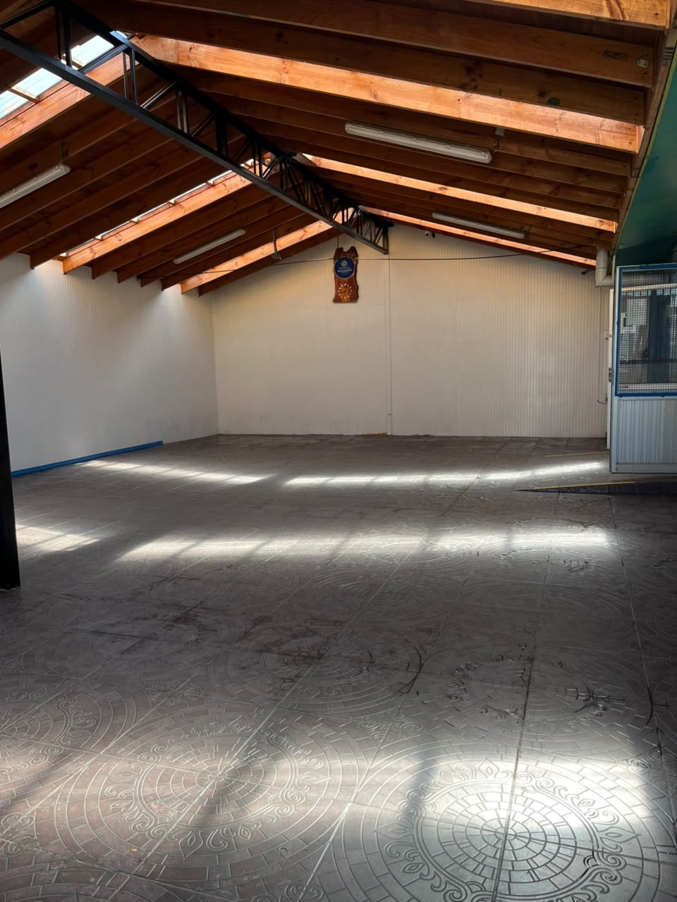 Galpón interior techado con piso de cerámica estampada