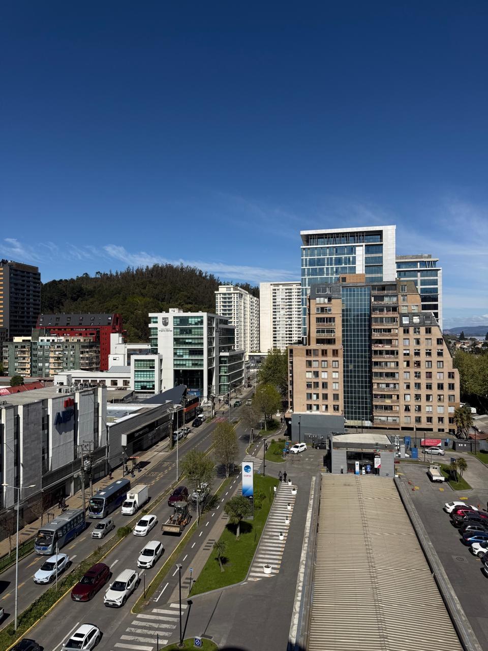 Vista panorámica despejada hacia la ciudad y avenida principal
