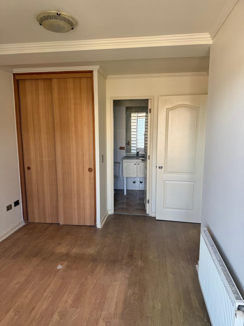Dormitorio con clóset empotrado y acceso a baño en suite